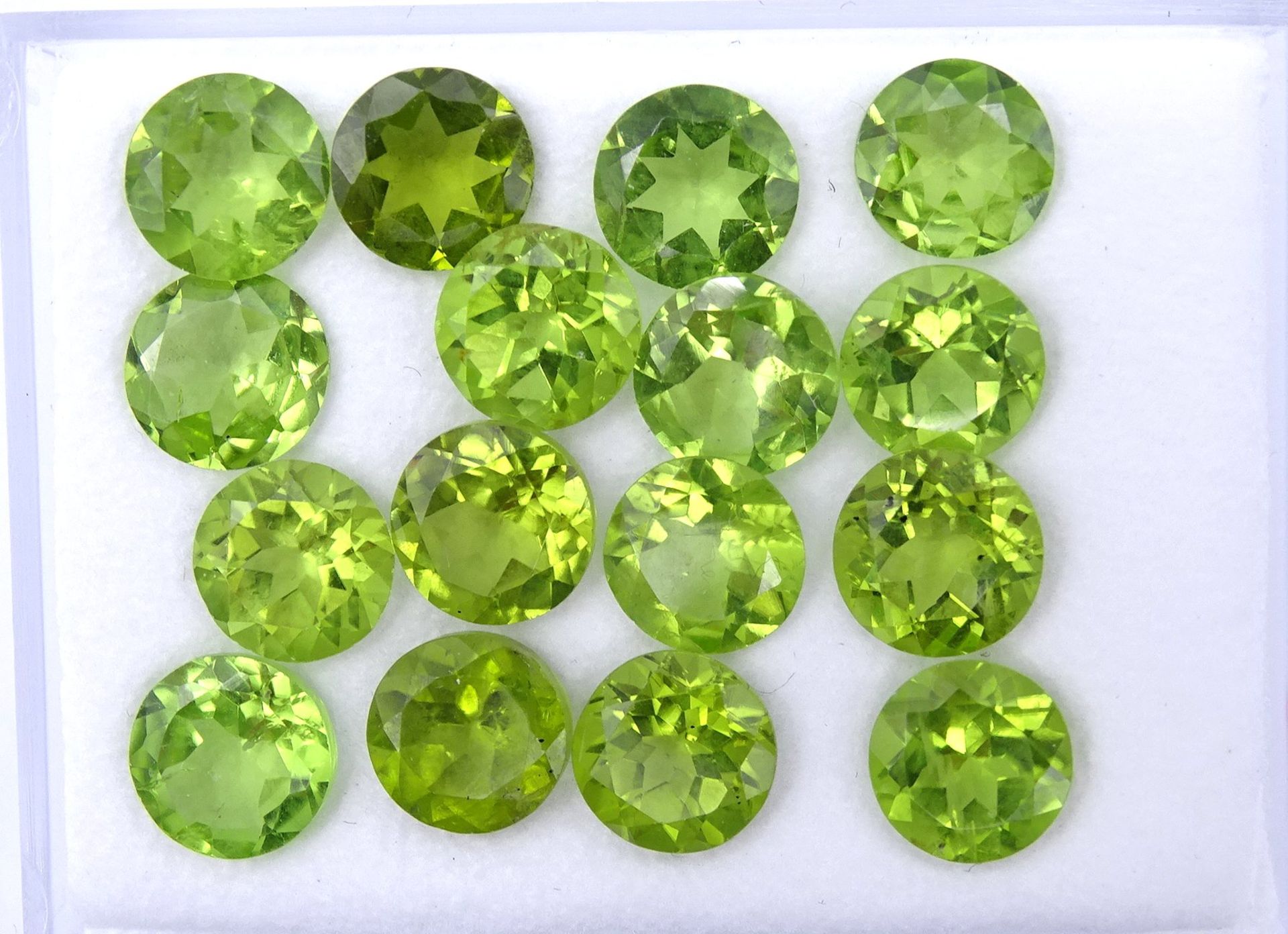 16x rund facc. Peridots, ca. 21ct., D. ca. 7mm - Image 2 of 5