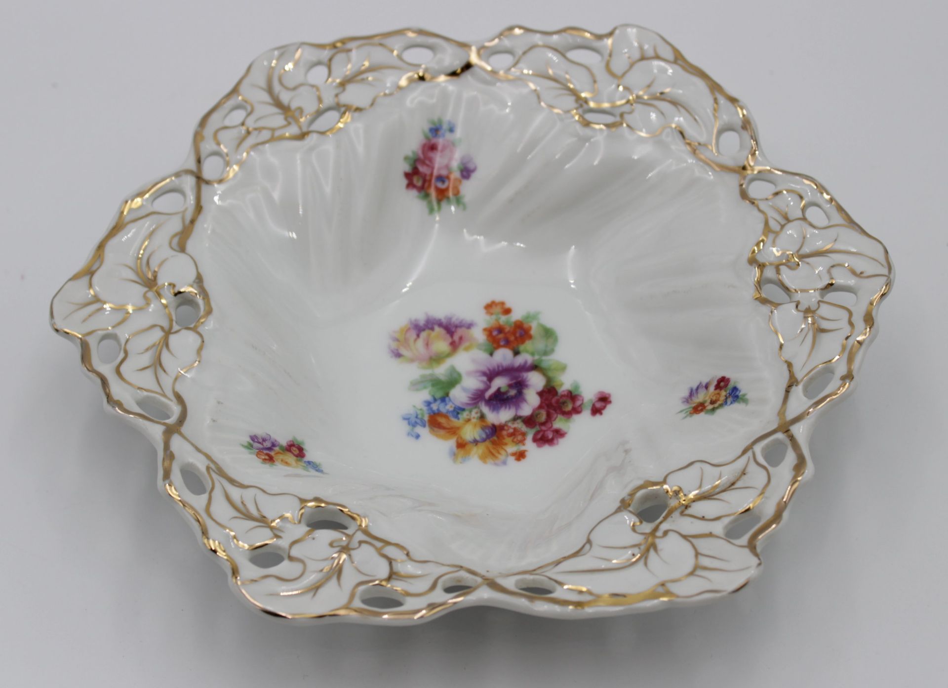 Schale um 1900, Carl Tielsch, florale Bemalung, teilw. durchbrochen, Goldzier, H-5cm D-23,5cm.