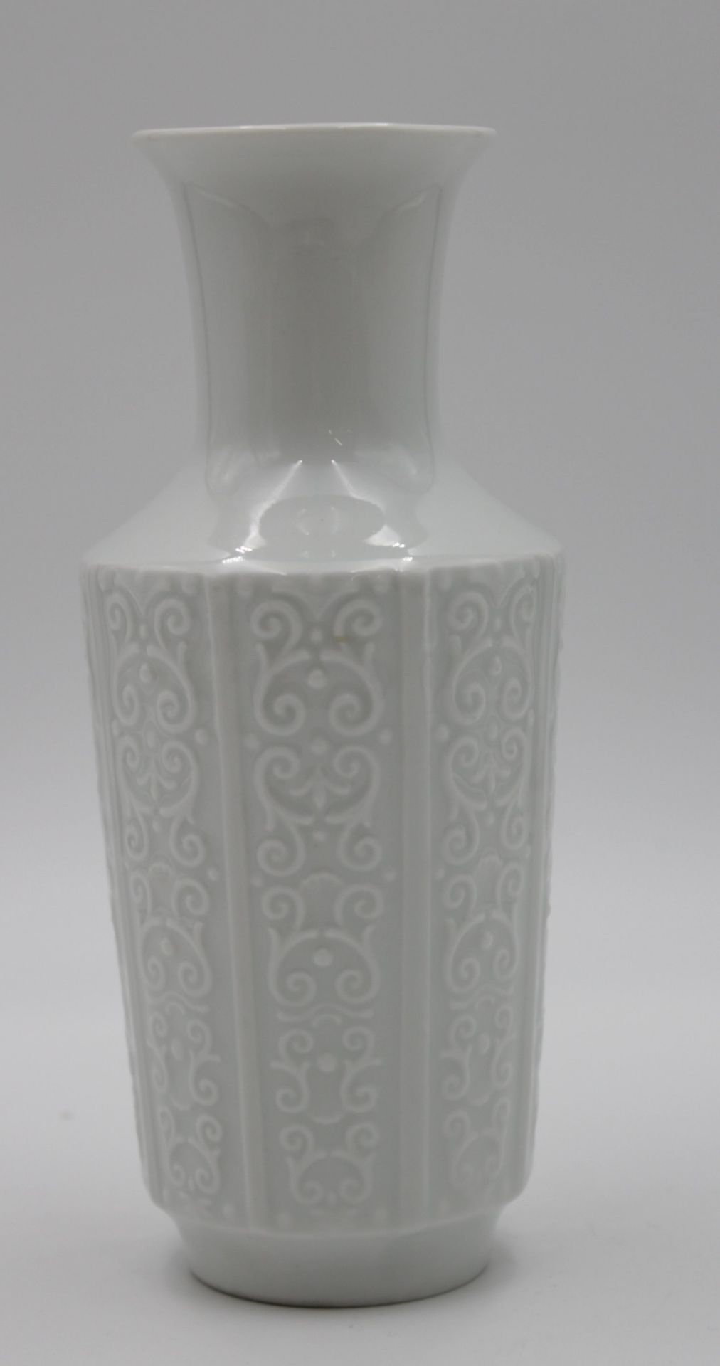 Vase, Royal KPM, Weissporzellan, Reliefdekor, H-20,5cm.