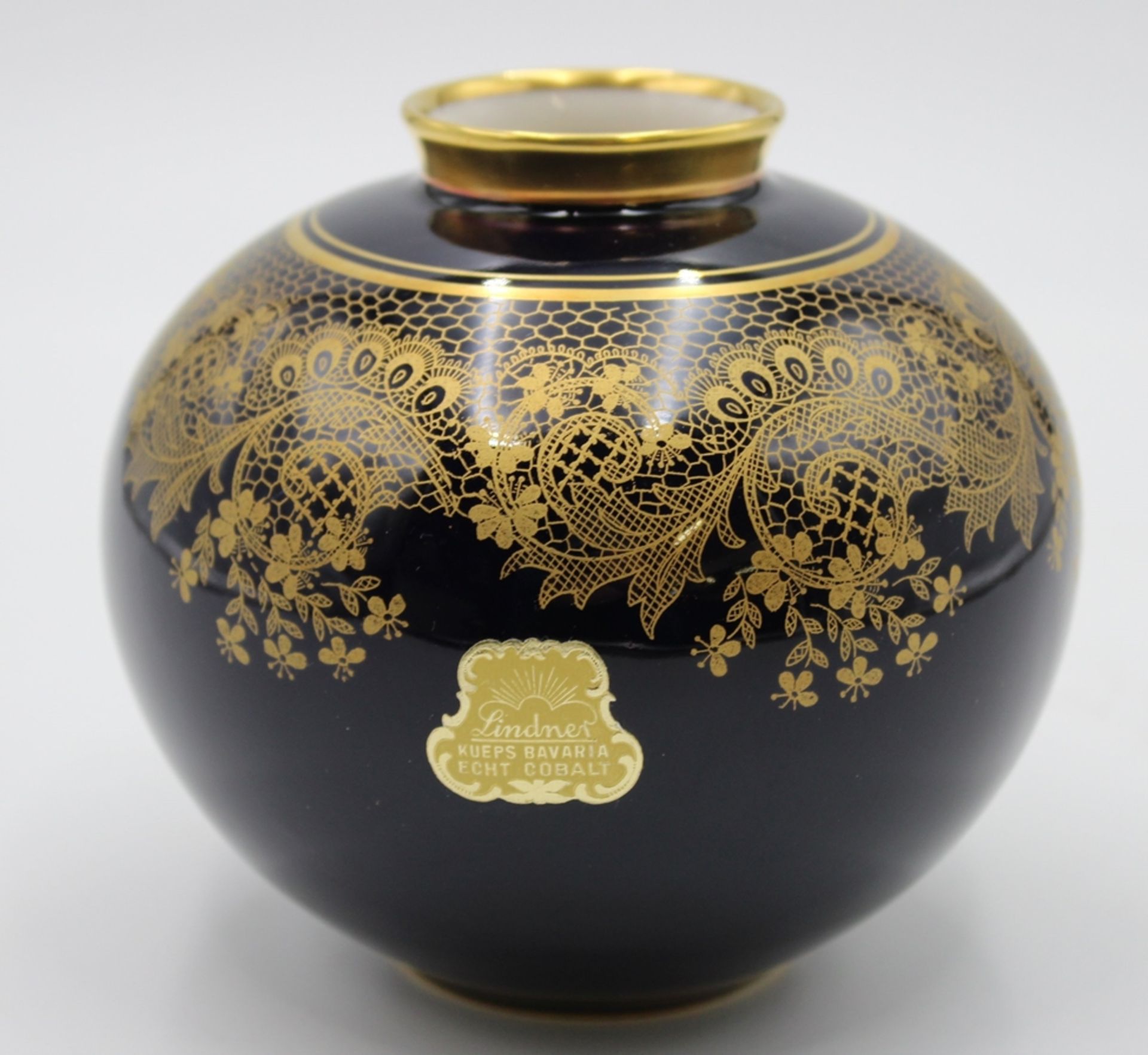 kl. Vase, Lindner, Kobalt u. Gold, H-11,2cm.