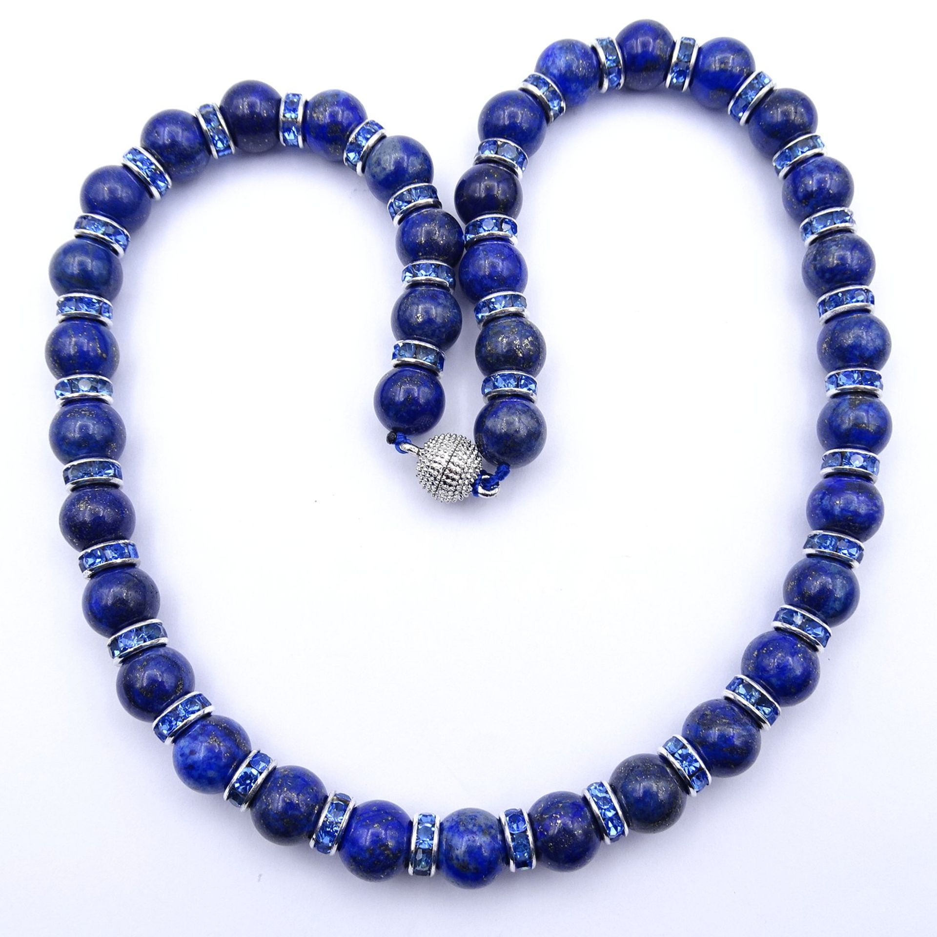 Kugelförmige Lapislazuli Halskette mit Strass Zwischenelemente, L. 49cm, Magnetverschluss, 83g.