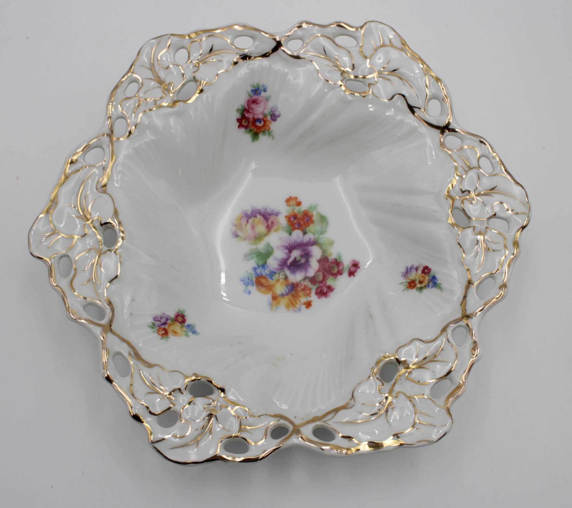 Schale um 1900, Carl Tielsch, florale Bemalung, teilw. durchbrochen, Goldzier, H-5cm D-23,5cm. - Image 2 of 4