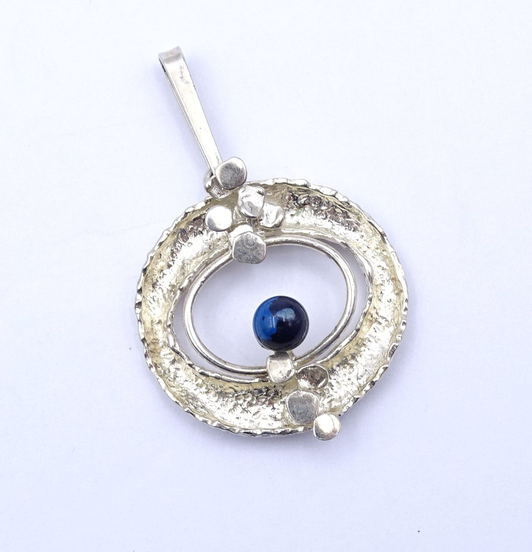 Silber Anhänger mit blauer Kugel, 835/000, L. 4,9cm, 7,8g.