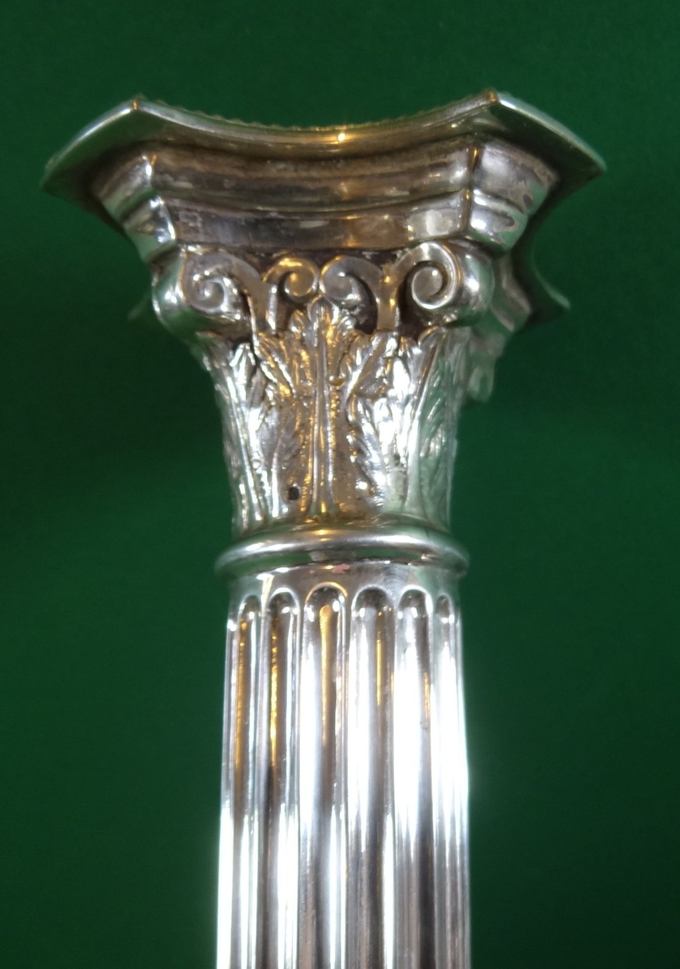 2 hohe Leuchter, korinthische Säulen, gefüllter Stand, Silber-925-, H-29 cm, zusammen ca. 2000 gr. - Image 5 of 6