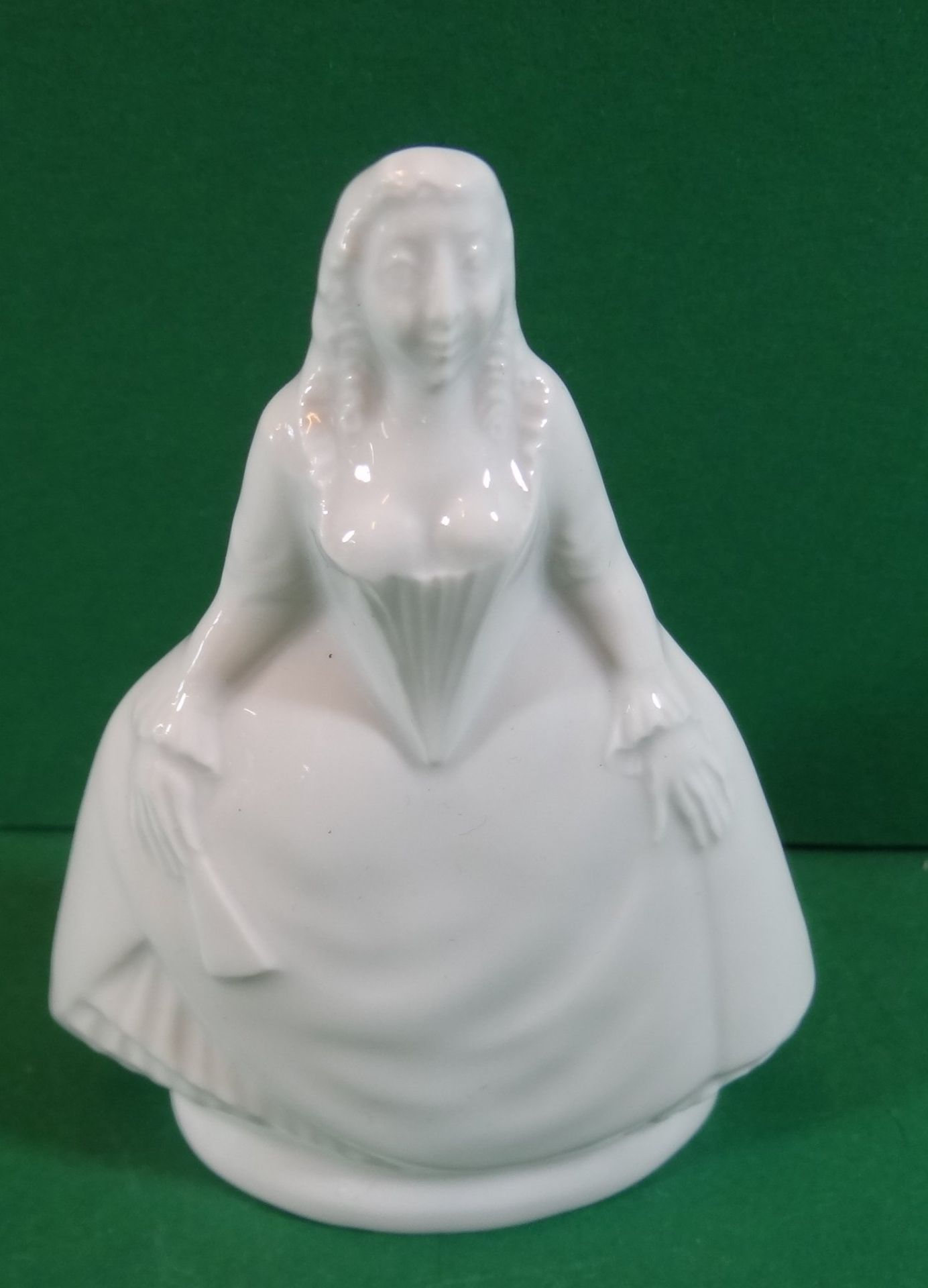 Frauenfigur, "Meissen" weiss, H-11 cm, B-8 cm, 1.Wahl - Image 2 of 4