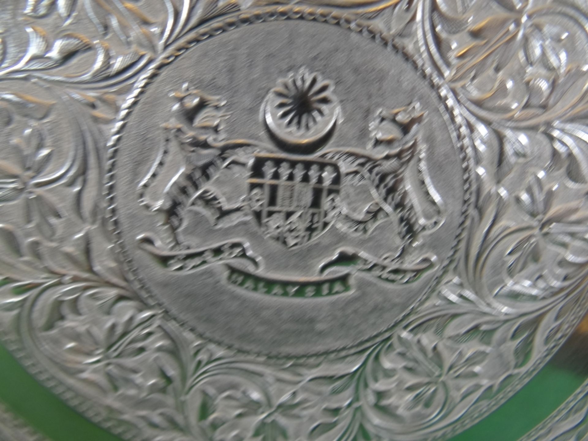 Silberplatte (geprüft) Malaysia, aufwendiges Dekor mit Staatswappen, Löwen als Schildhalter, oben k - Image 3 of 6