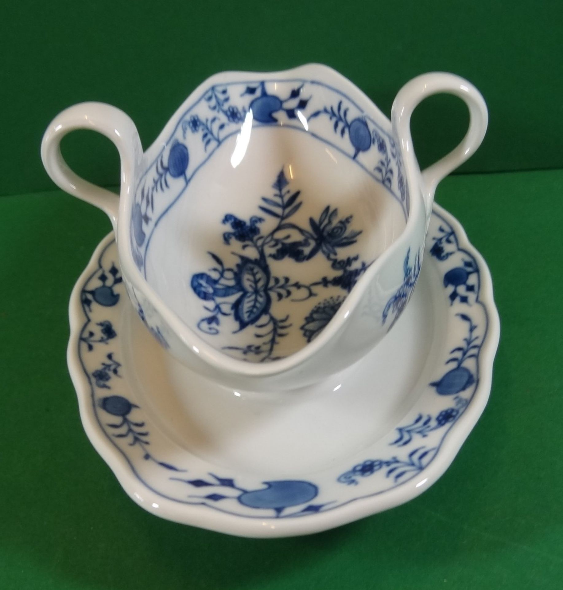 Zwiebelmuster Sauciere "Meissen" Schwertermarke mit Unterstrich, H-9 cm, 21x14 cm - Image 3 of 6