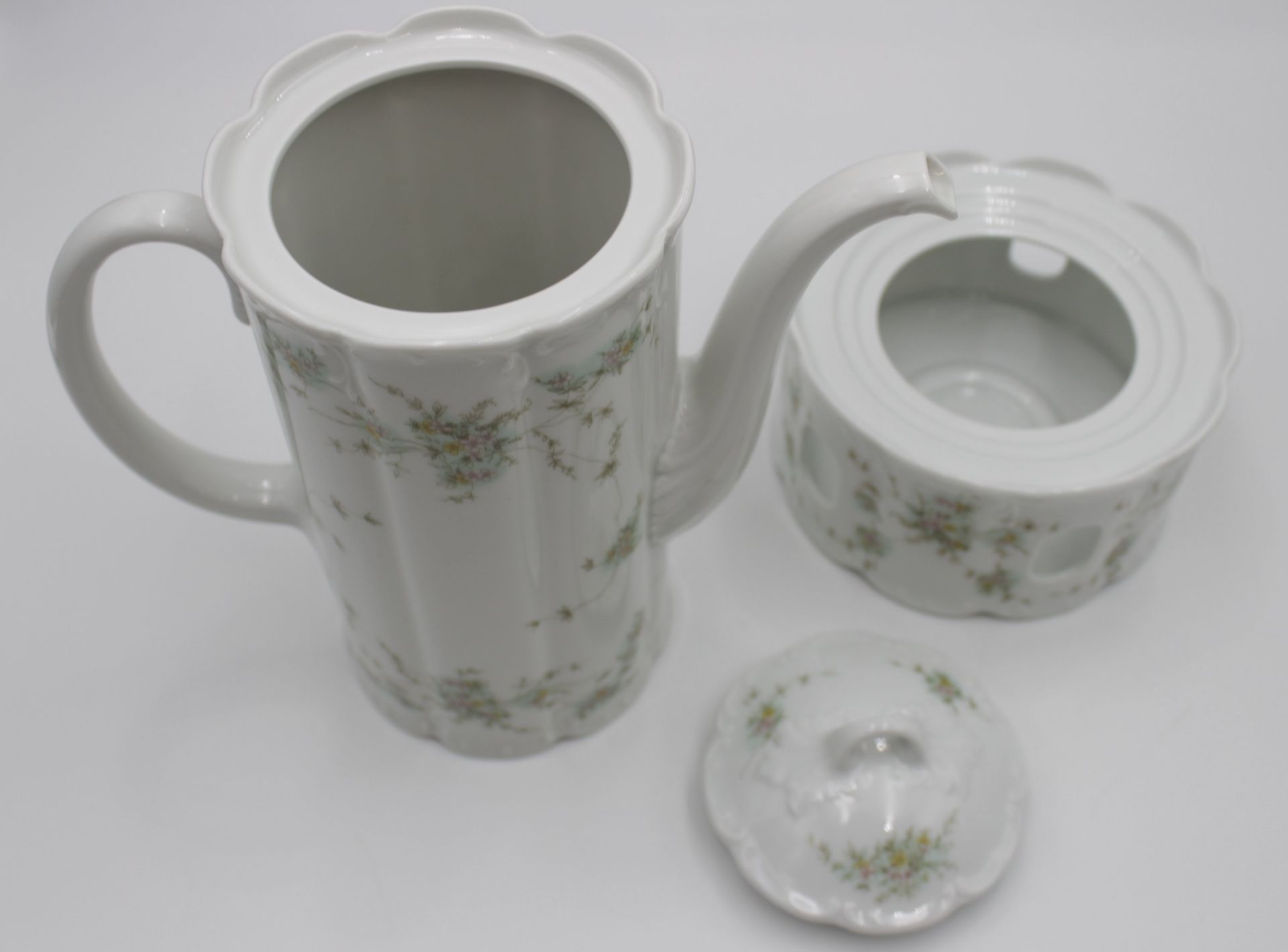 Kaffeekanne auf Stövchen, Rosenthal classic-rose, florales Dekor, Kanne H-23,5cm. Stövchen H-8cm - Bild 3 aus 5