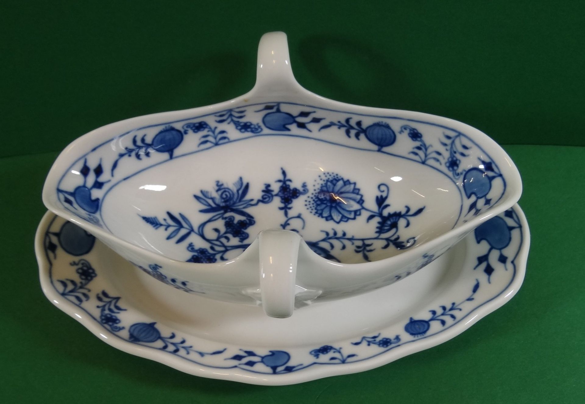 Zwiebelmuster Sauciere "Meissen" Schwertermarke mit Unterstrich, H-9 cm, 21x14 cm - Image 2 of 6