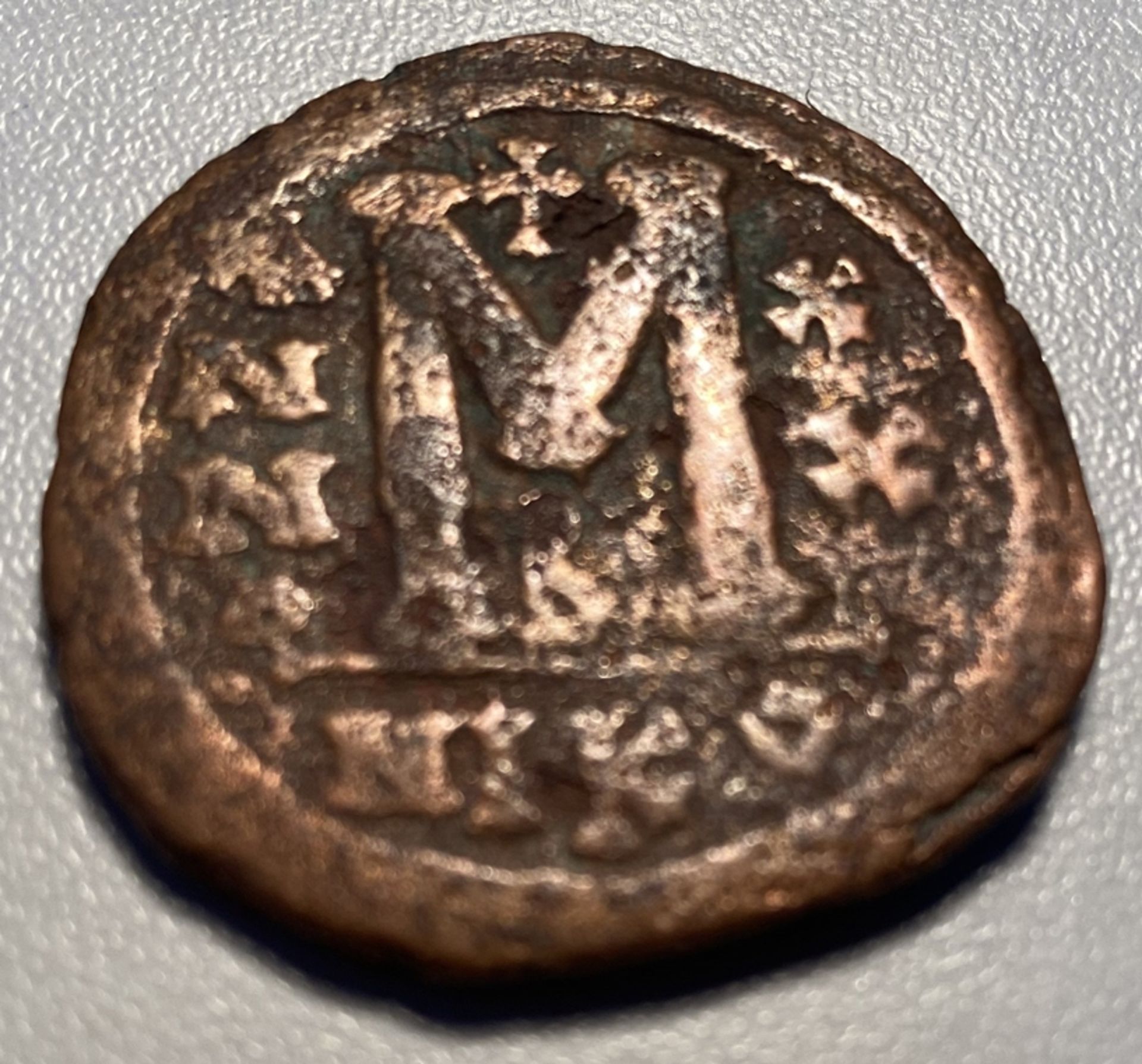 byzantinische Bronze-Münze, Justinianus I, 527-565 n. Chr., D-ca. 3,5 cm, 16.4 gr - Image 2 of 4