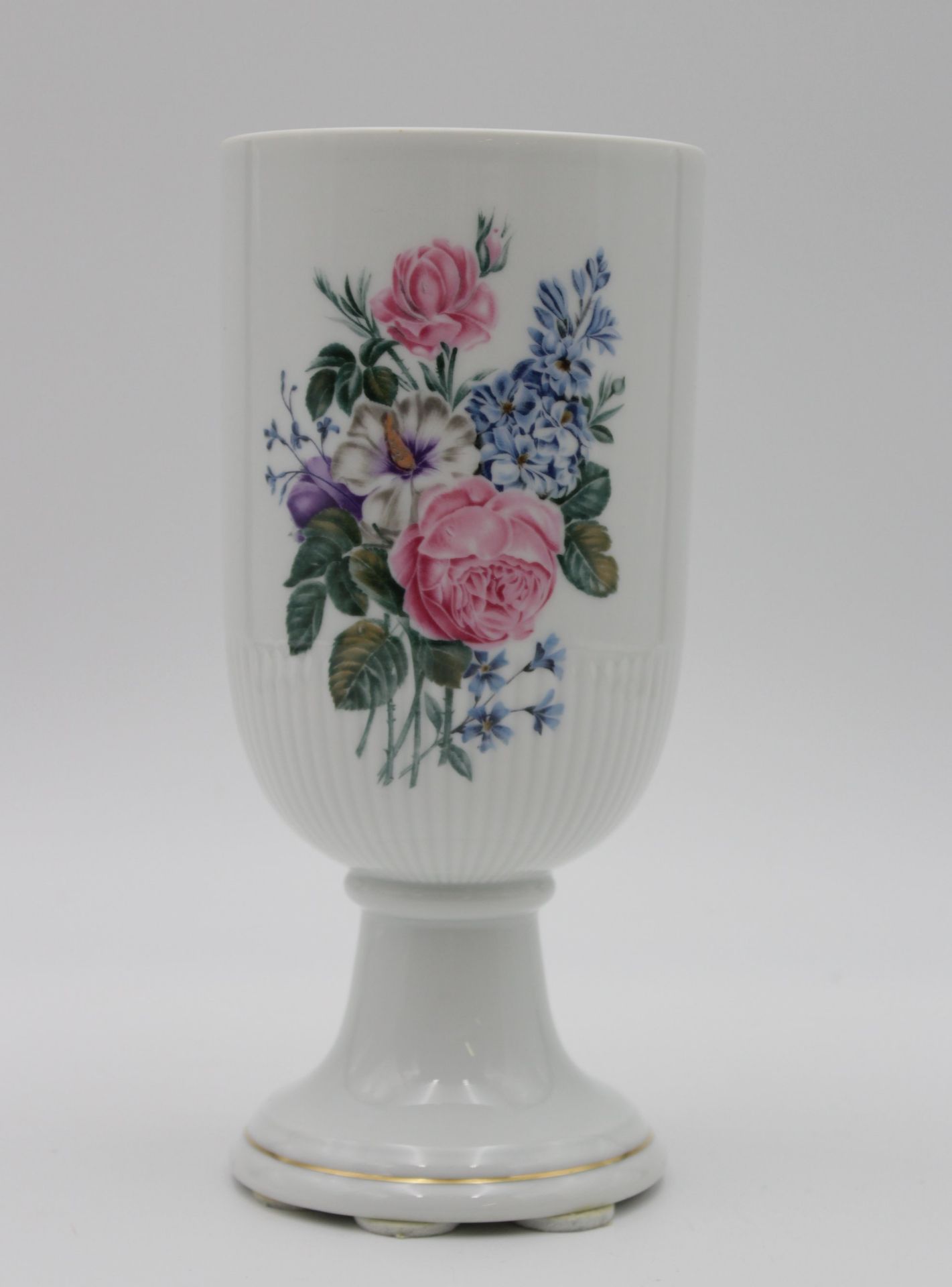 Vase auf Stand, Hutschenreuther, florales Dekor, Marke durchschliffen, H-20,8cm.