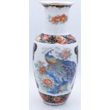 Vase, Japan, mit Darstellung eines Pfaus, floral umringtes Stück,im Boden Marke (Spiegelverkehrt),