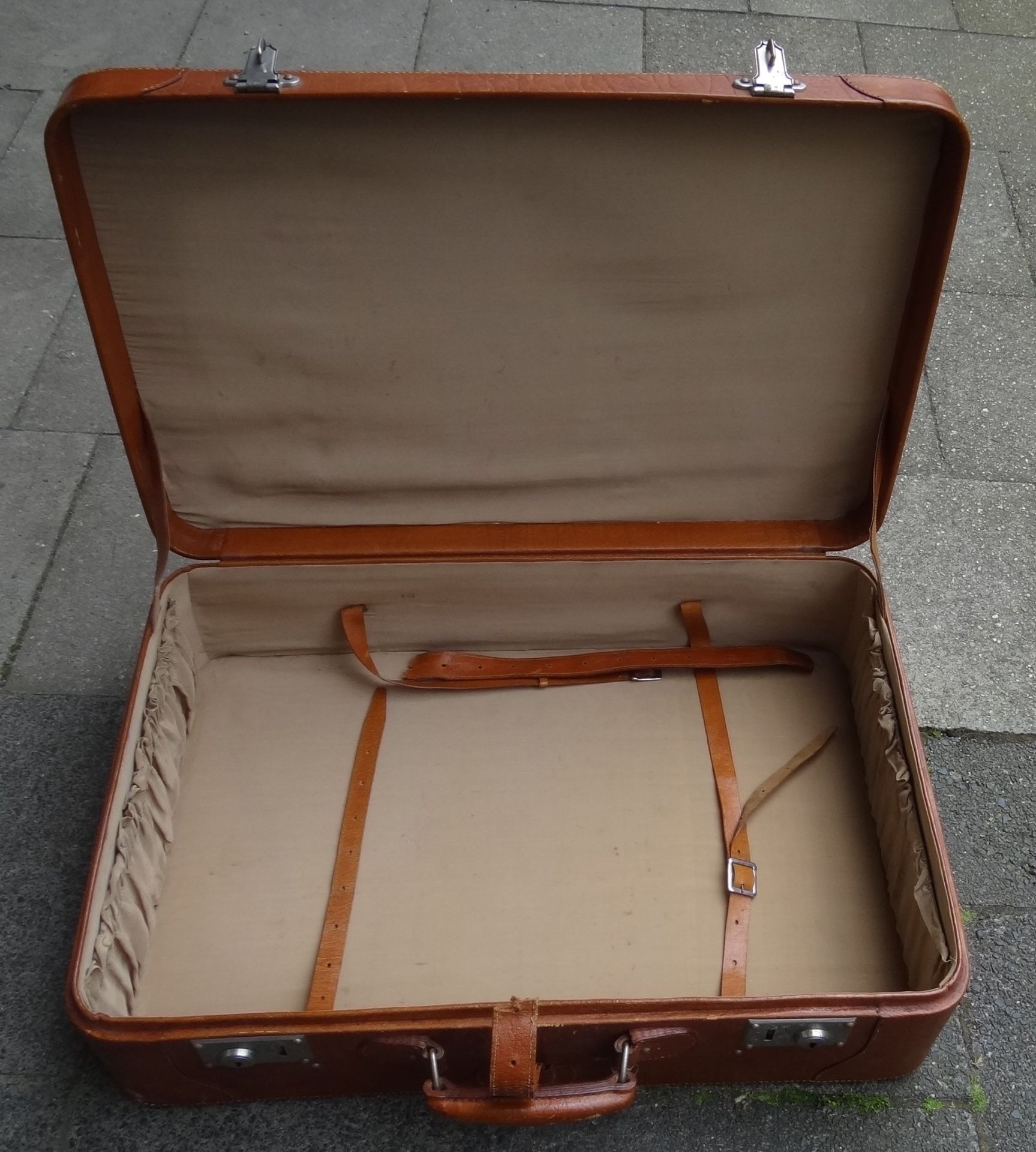 kr. Koffer um 1850, 2 Schlüssel anbei, 1 Gurt gerissen, 43x63 cm - Bild 2 aus 3