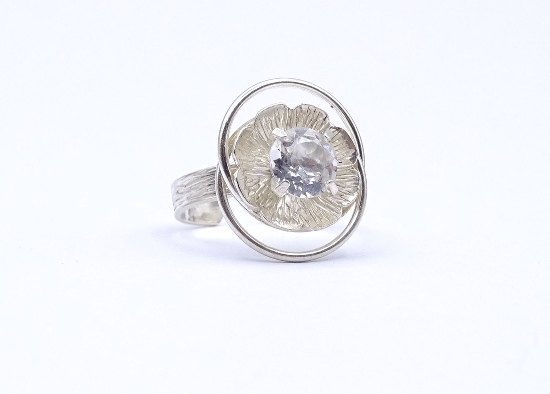Blütenring mit einem klaren Stein, Silber 835/000, offene Ringschiene, 4,9g., RG 57