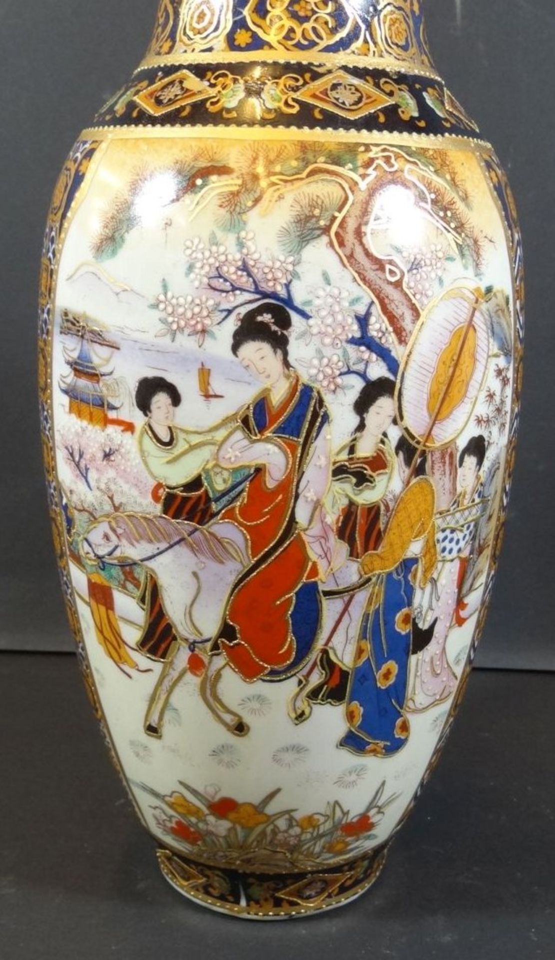 3x China-Vasen mit figürlichen Dekor, Handarbeit, H-max. 31 cm, 1x Rand mit minim. Chips - Bild 7 aus 8
