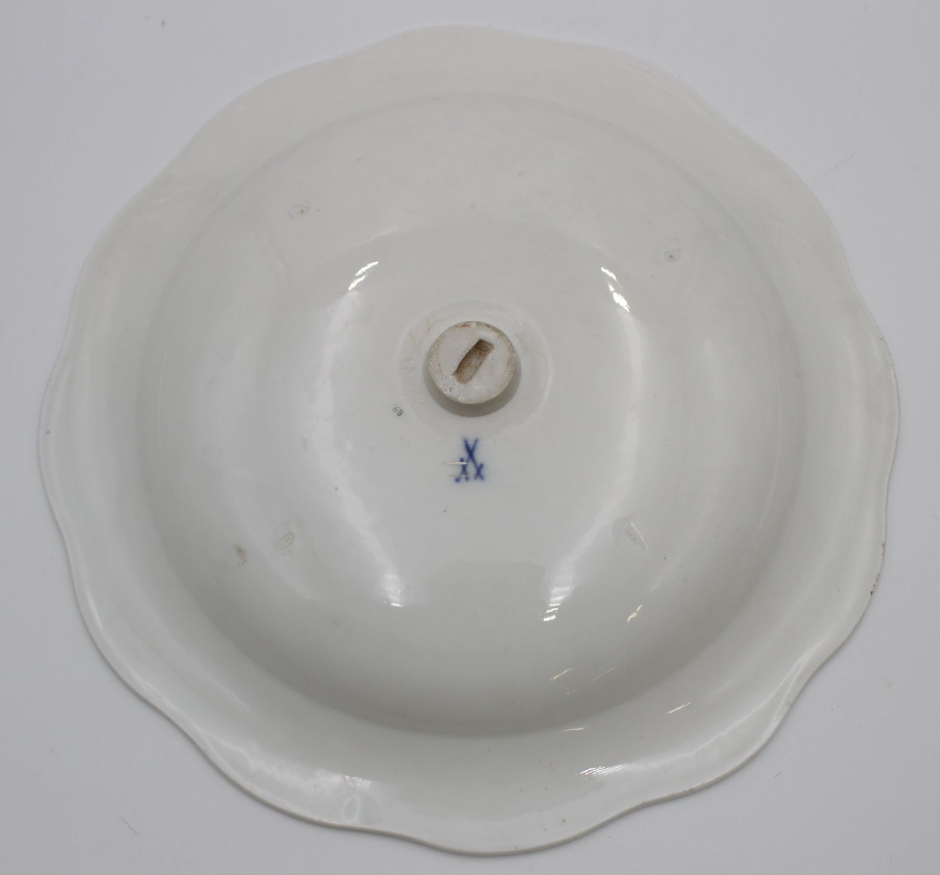 Oberteil eines Tafelaufsatzes, Meissen, Schwertermarke, rote Rose, 2x Schleifstriche, D-25,2cm. - Bild 2 aus 3