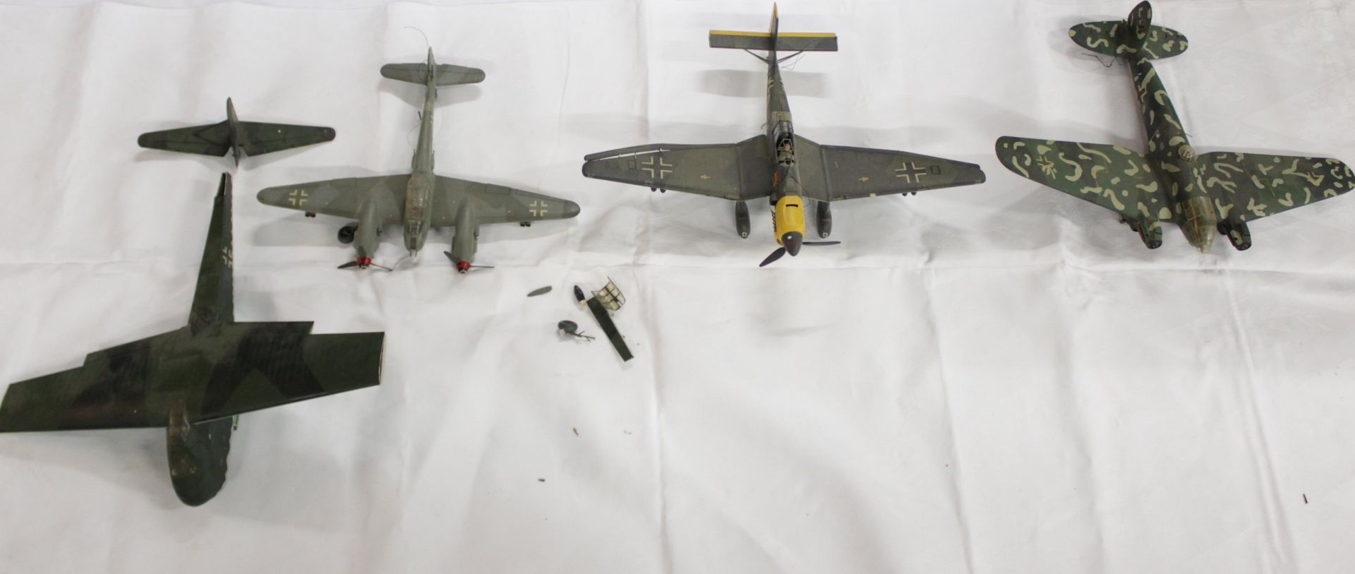 Konvolut div. Modell-Flugzeuge, meist mit Beschädigung (Teile lose, abgebrochen etc.), Vollständigk - Image 12 of 15