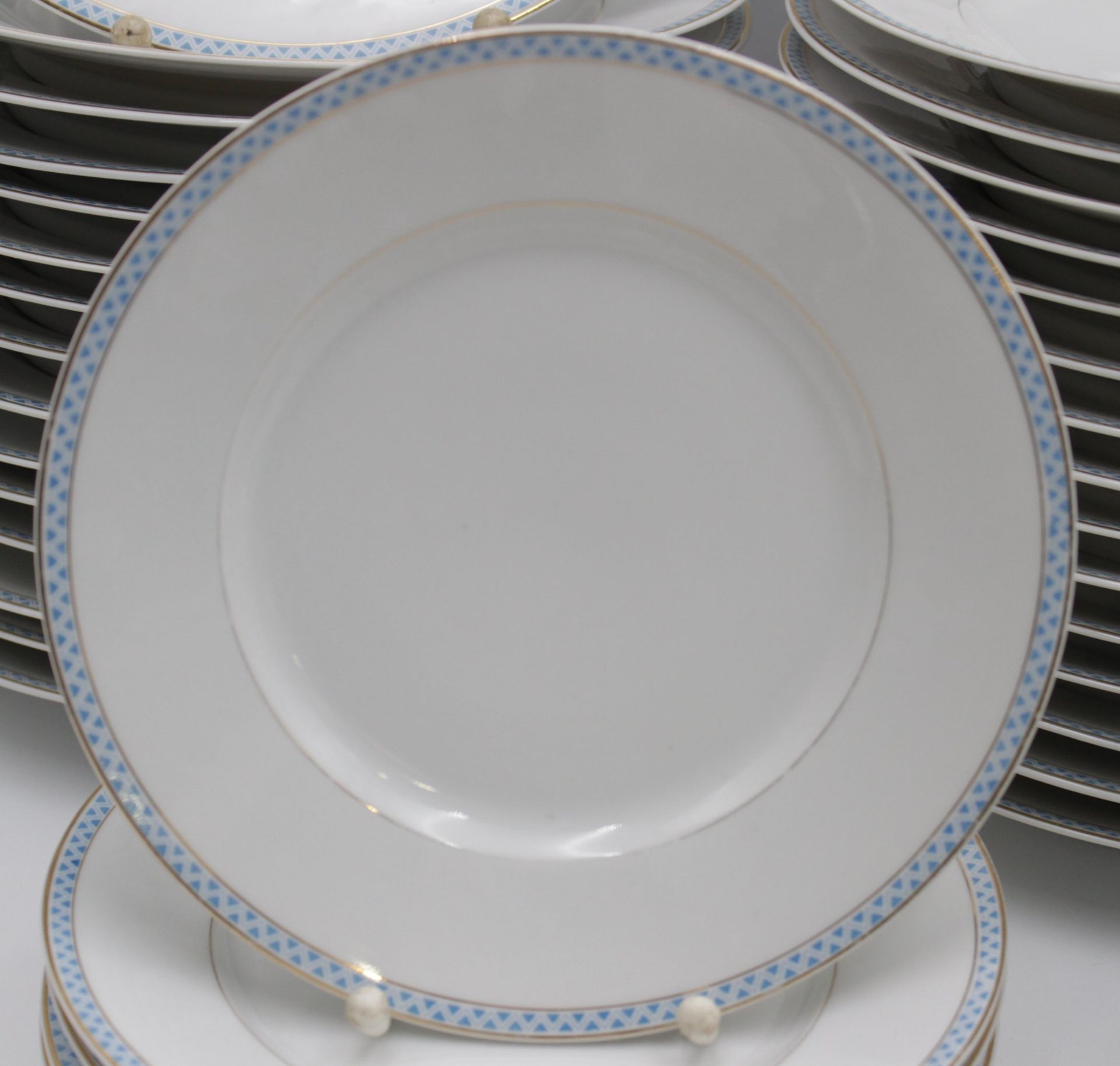 Speiseservice um 1910, blauer Rand mit Goldzier, runde Platte, 2x gr. ovale Platten, kl. ovale Plat - Bild 4 aus 5