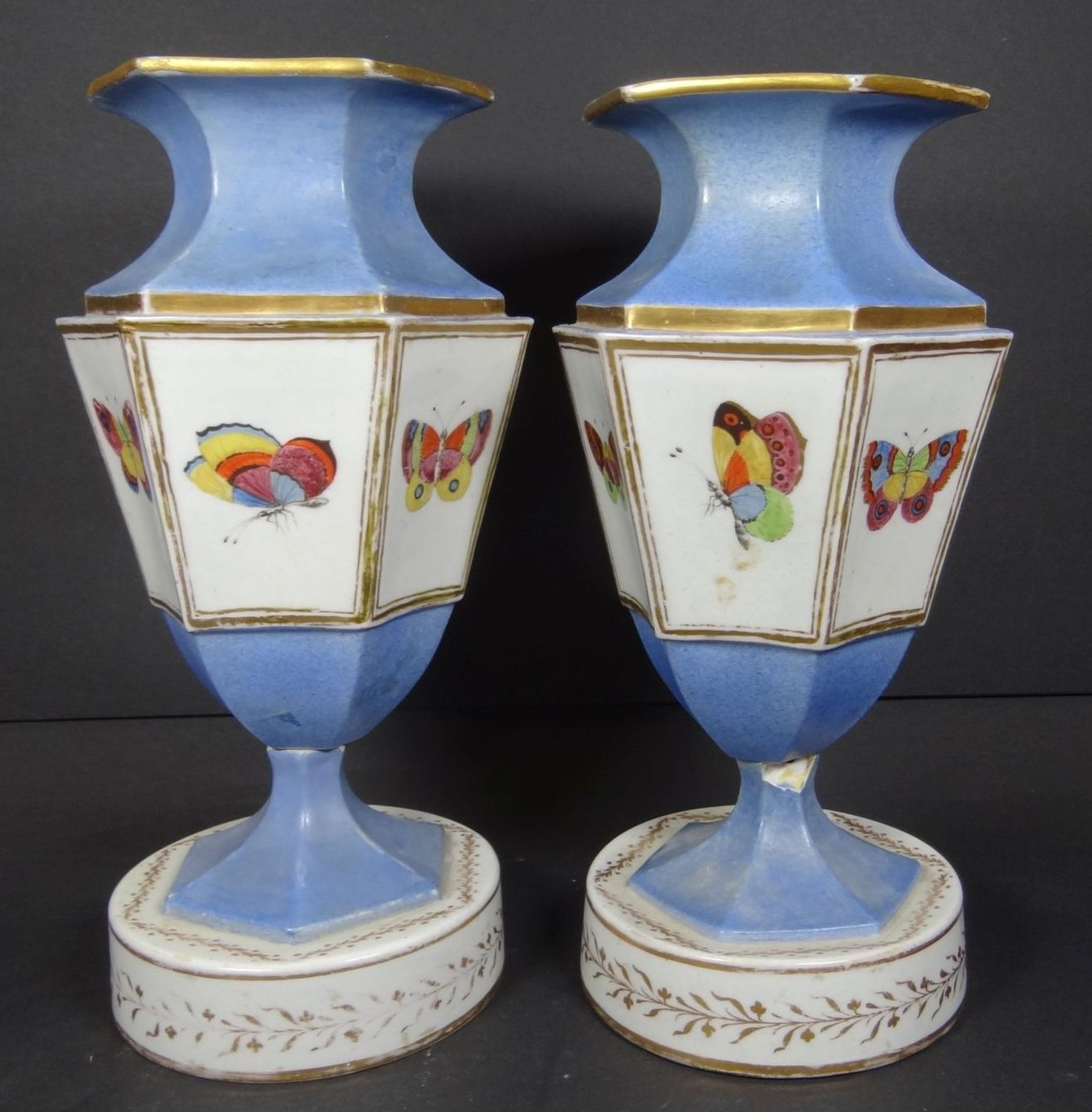 Paar englische Vasen um 1820, bemalt mit Schmetterlingen, beide beschädigt, geklebt, H-22,5 cm