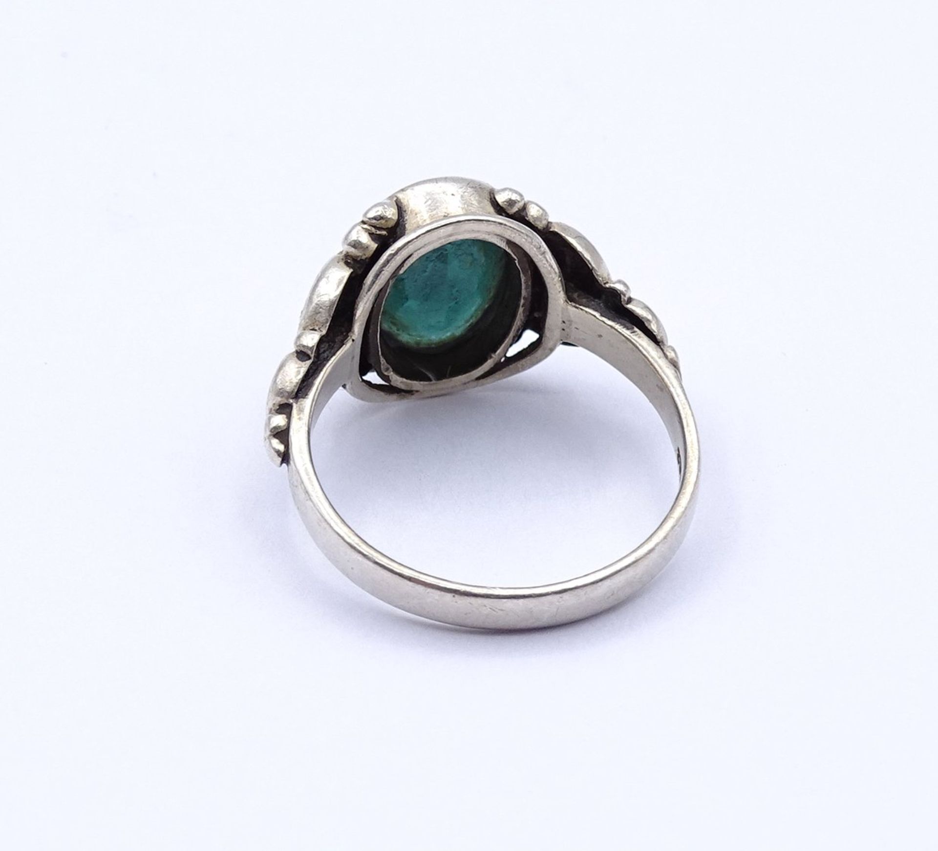 835er Silberring mit einem grünen Stein, 3,8g., RG 56,5, Tragespuren - Image 3 of 3