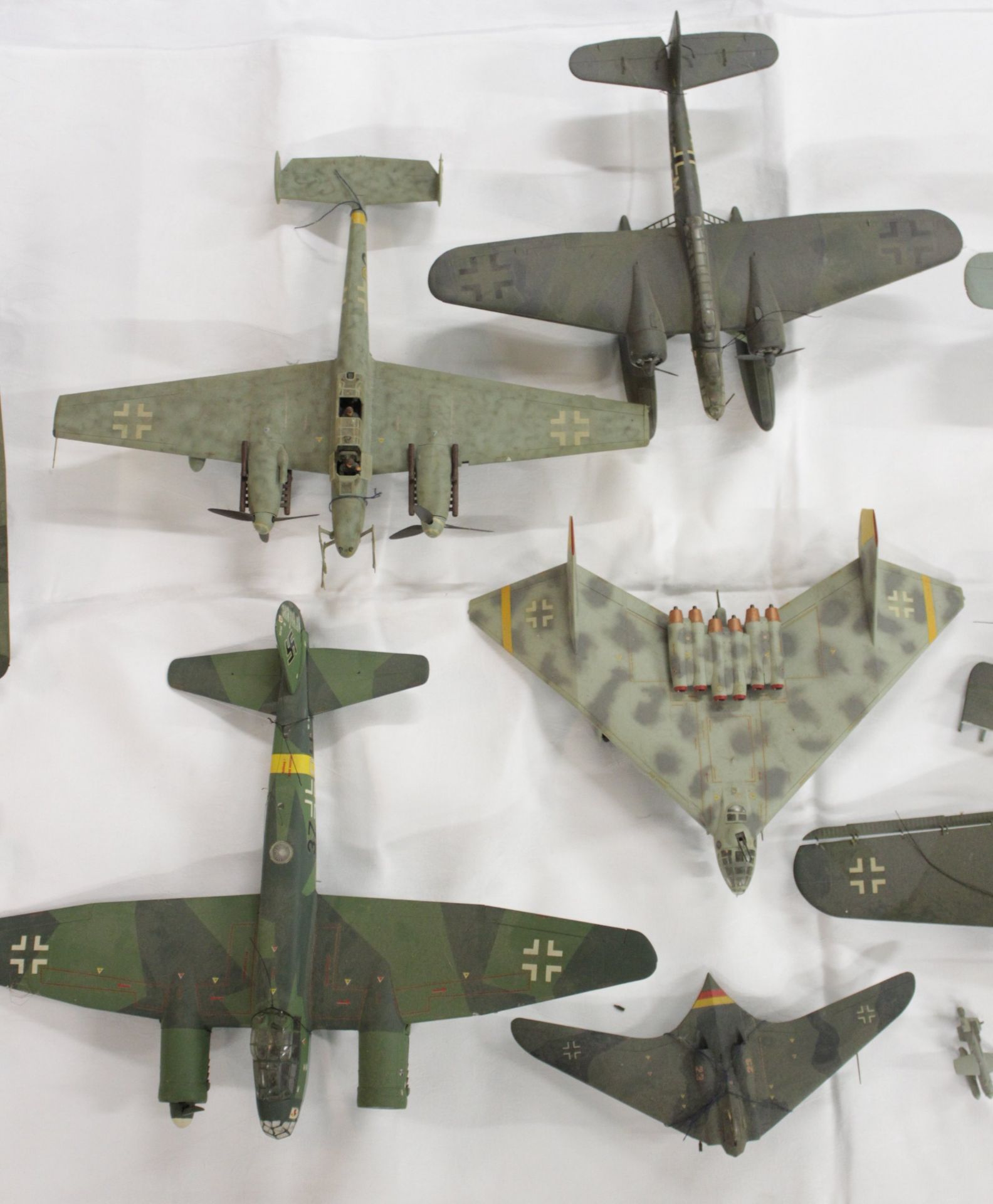 Konvolut div. Modell-Flugzeuge, meist mit Beschädigung (Teile lose, abgebrochen etc.), Vollständigk - Image 2 of 15