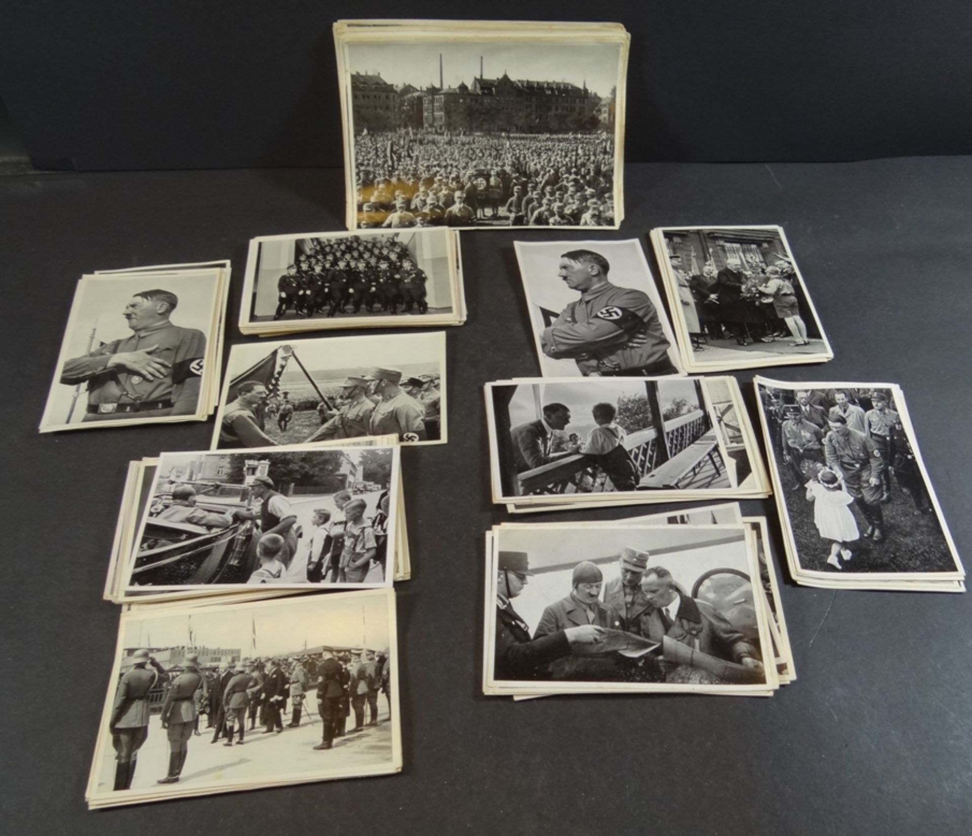 Stapel Bilder zum Sammelalbum "Adolf Hitler" sowie Stabel aus Album "Deutschland erwacht", Vollstän