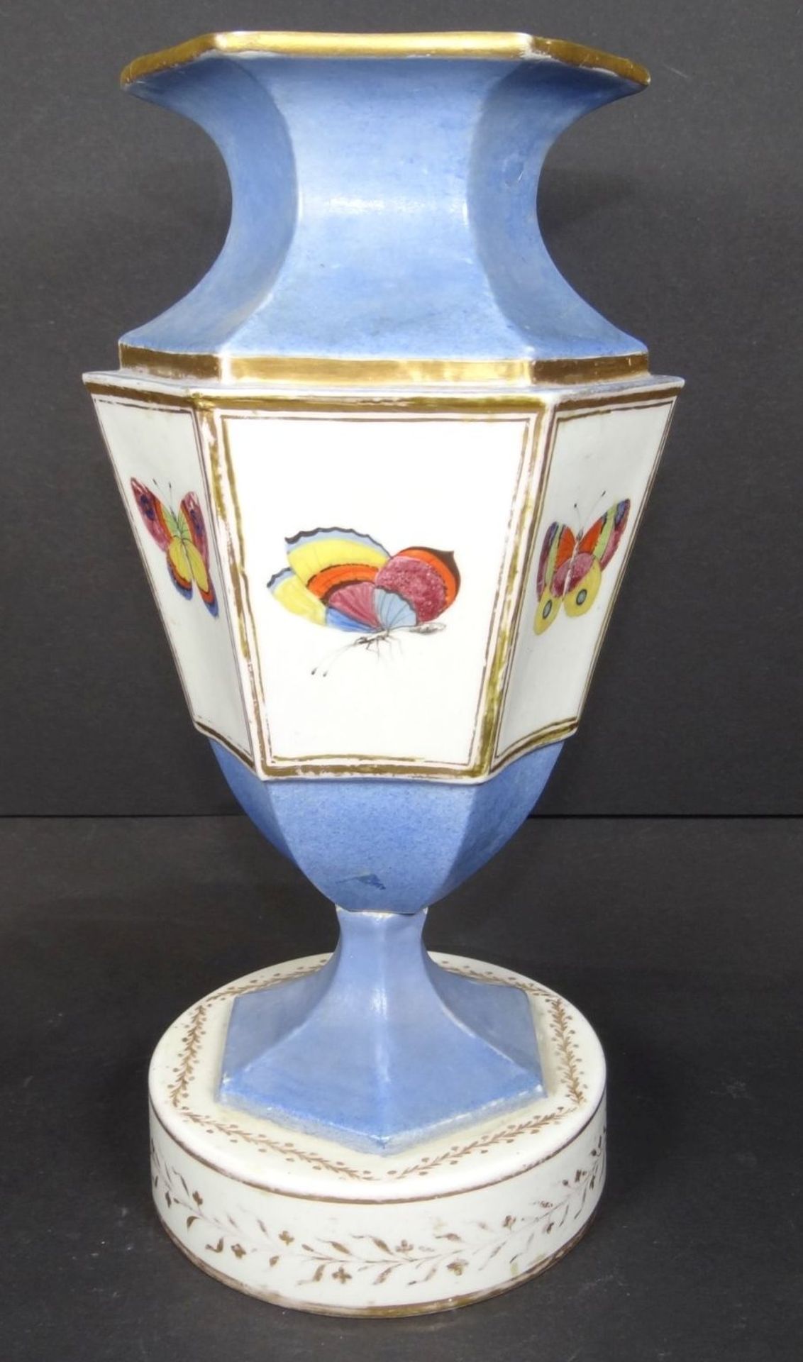 Paar englische Vasen um 1820, bemalt mit Schmetterlingen, beide beschädigt, geklebt, H-22,5 cm - Bild 3 aus 10