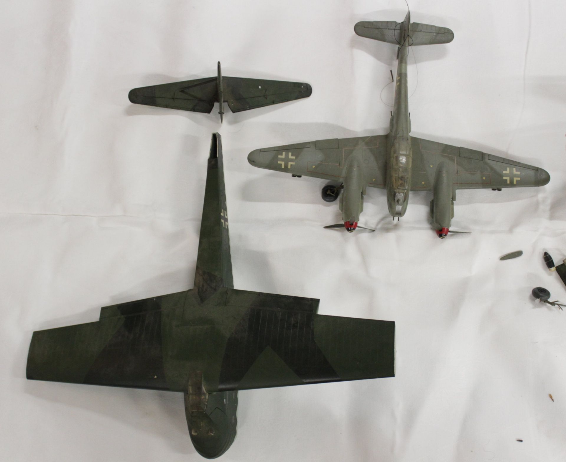 Konvolut div. Modell-Flugzeuge, meist mit Beschädigung (Teile lose, abgebrochen etc.), Vollständigk - Image 13 of 15