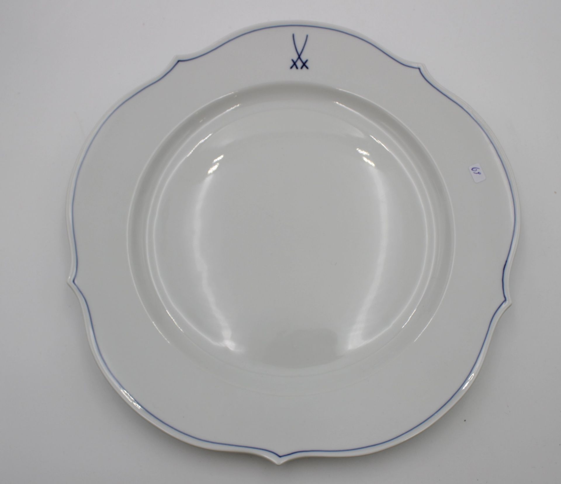 Paar Platzteller, Meissen, Schwertermarke, blauer Rand, je 1 Schleifstrich, ca. D-32,5cm. - Bild 2 aus 4