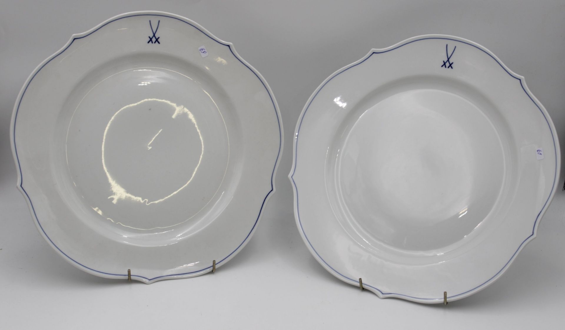 Paar Platzteller, Meissen, Schwertermarke, blauer Rand, je 1 Schleifstrich, ca. D-32,5cm.