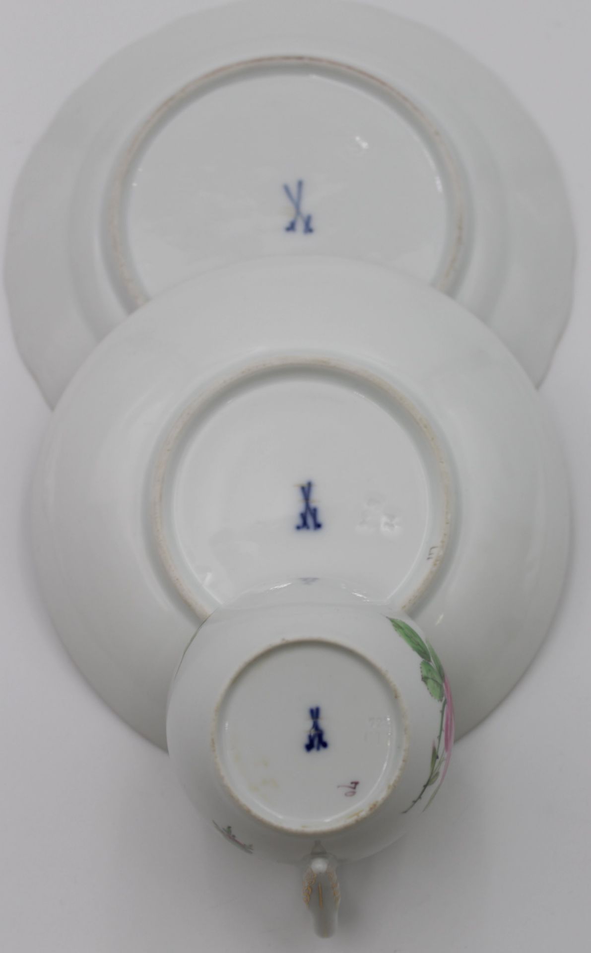 3tlg. Gedeck, Meissen, roste Rose, Schwanenhalshenkel, leicht berieben, Schwertermarken je 2x durch - Image 3 of 4