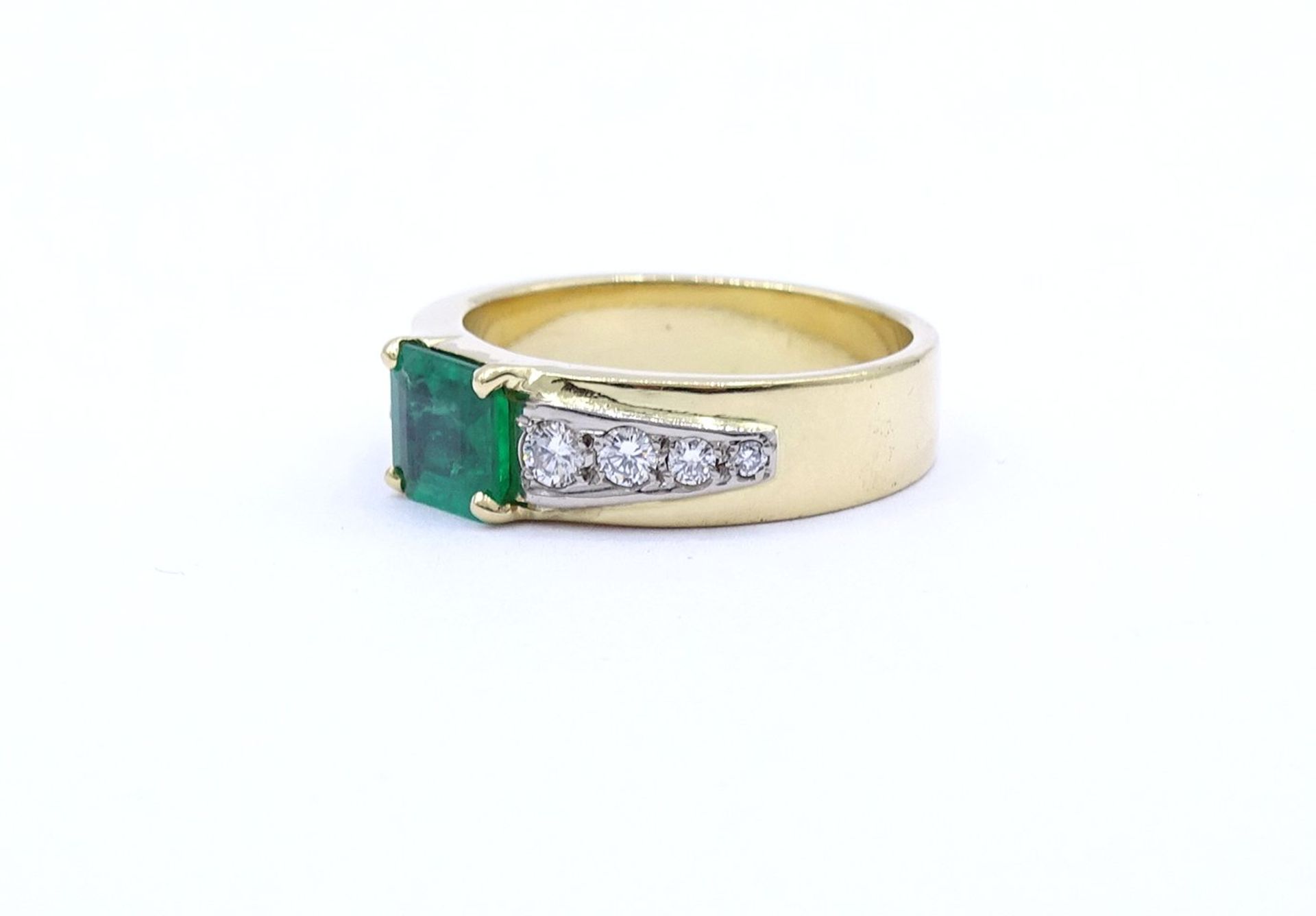Goldring mit Smaragd und Brillanten, GG 750/000, ungestempelt-geprüft, Smaragd ca. 2,0ct., Brillant - Bild 4 aus 6