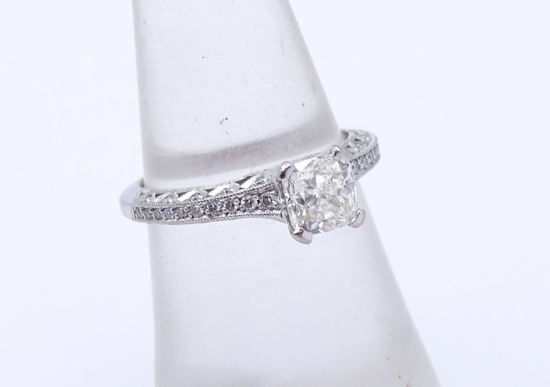 Princess Cut Ring - Verlobungsring , Princess 1,0ct., und 47 kl. Diamanten si, G-H, WG 18K "Tacori" - Bild 18 aus 20