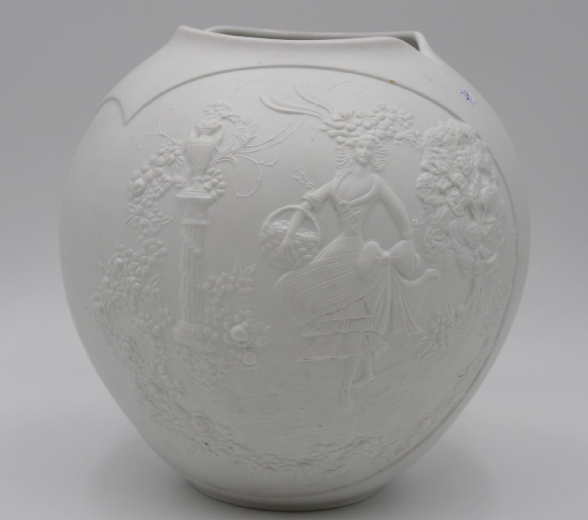 bauchige Vase, Kaiser, Reliefdekor, sign. M.Frey, Weißporzellan, H-ca. 21,5cm.