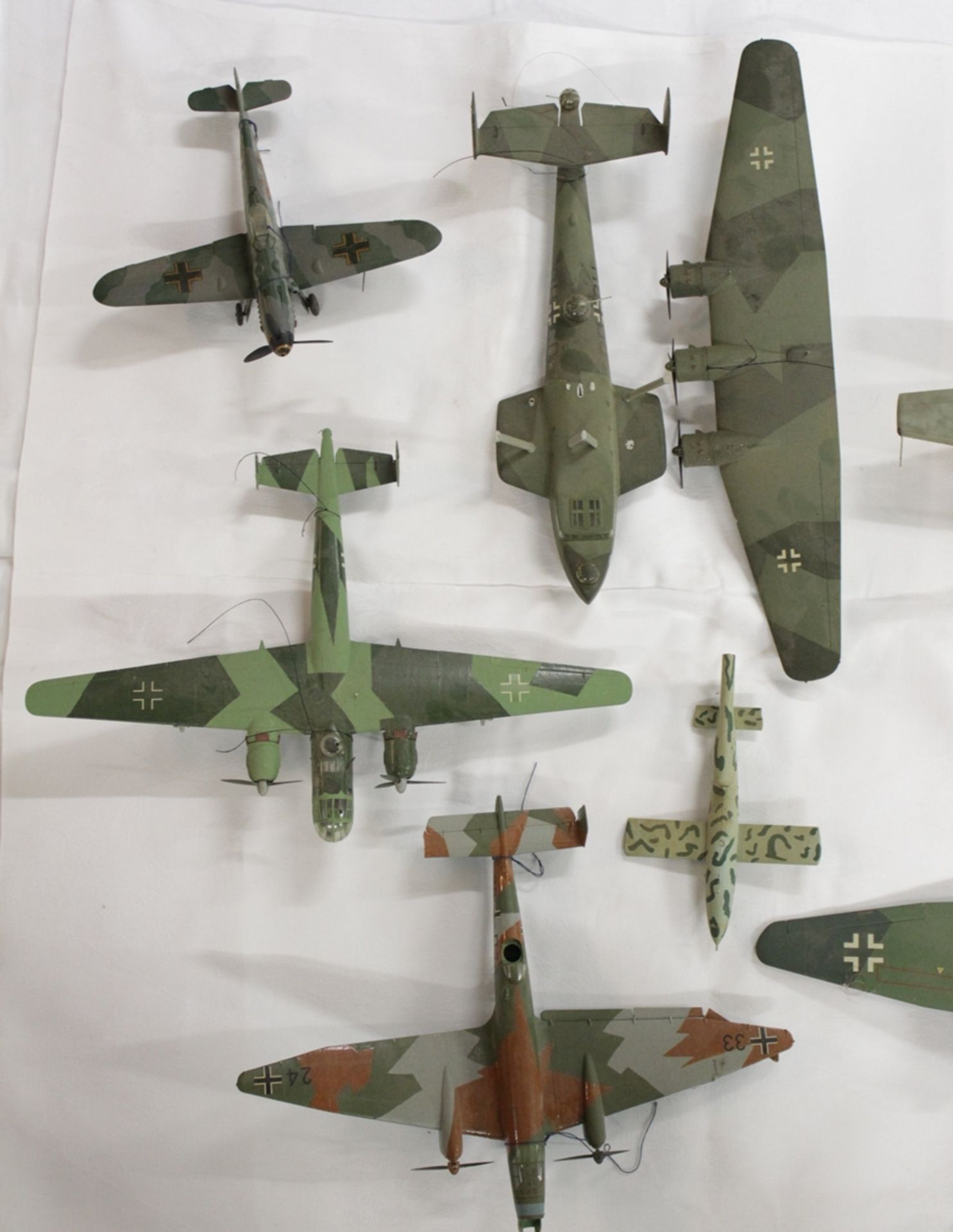 Konvolut div. Modell-Flugzeuge, meist mit Beschädigung (Teile lose, abgebrochen etc.), Vollständigk