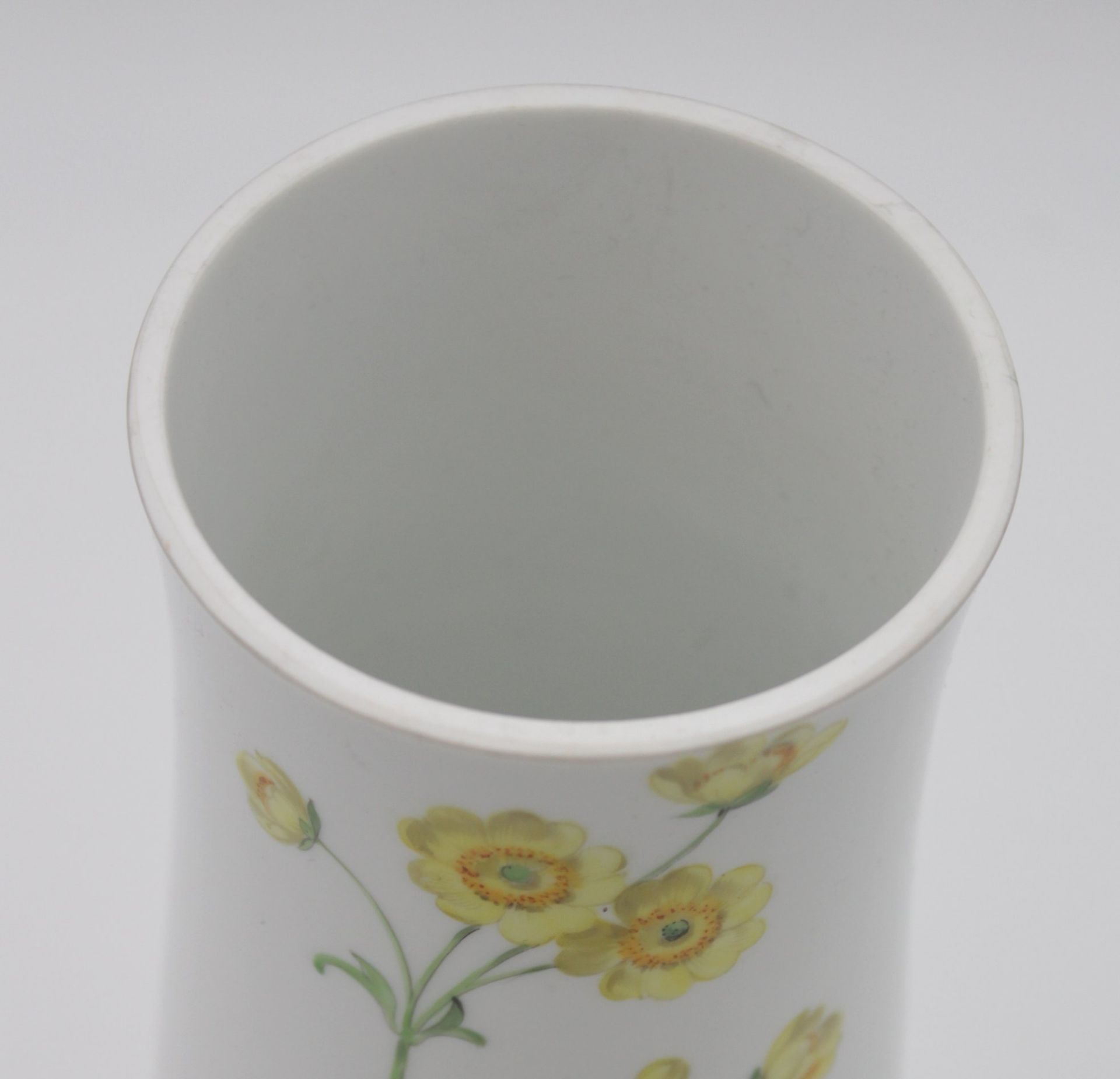 Vase, Meissen, Schwertermarke, um 1920/30, florale Bemalung, Rand beschliffen?, H-17,5cm. - Image 2 of 5