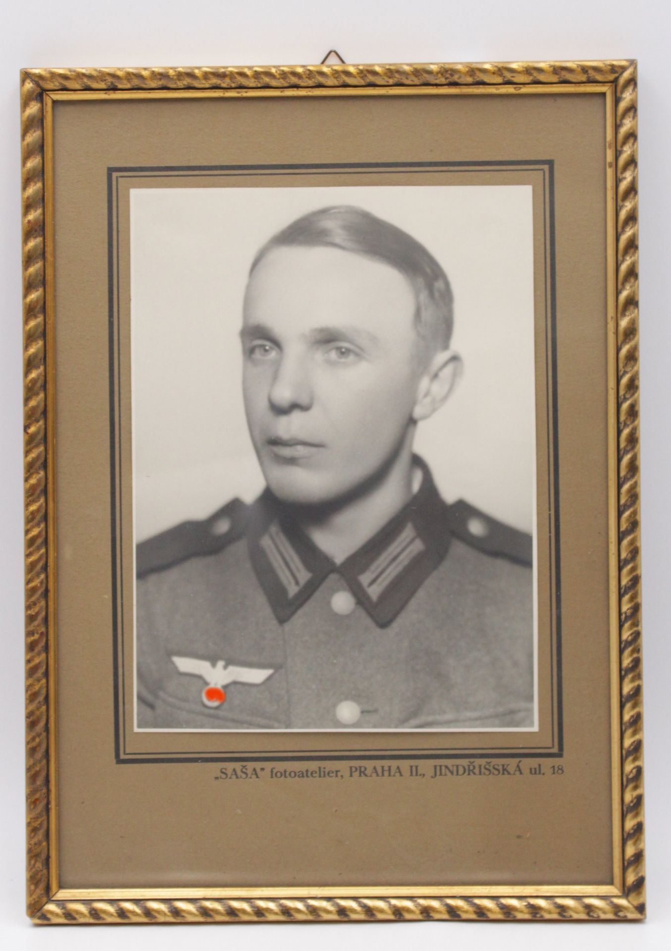 Portrait-Foto eines Wehrmachtsoldaten, ger./Glas, RG 36 x 26cm.