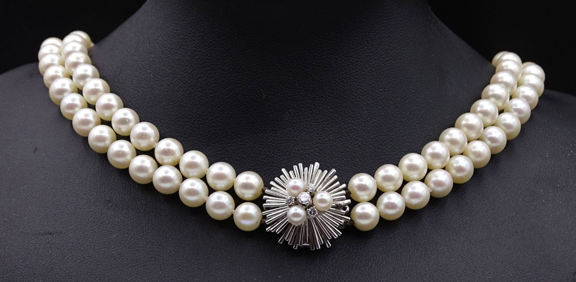 2-reihige Perlen Halskette mit Weißgoldverschluss 750/000, Verschluss mit 3 Perlen und 4 Brillanten