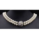 2-reihige Perlen Halskette mit Weißgoldverschluss 750/000, Verschluss mit 3 Perlen und 4 Brillanten