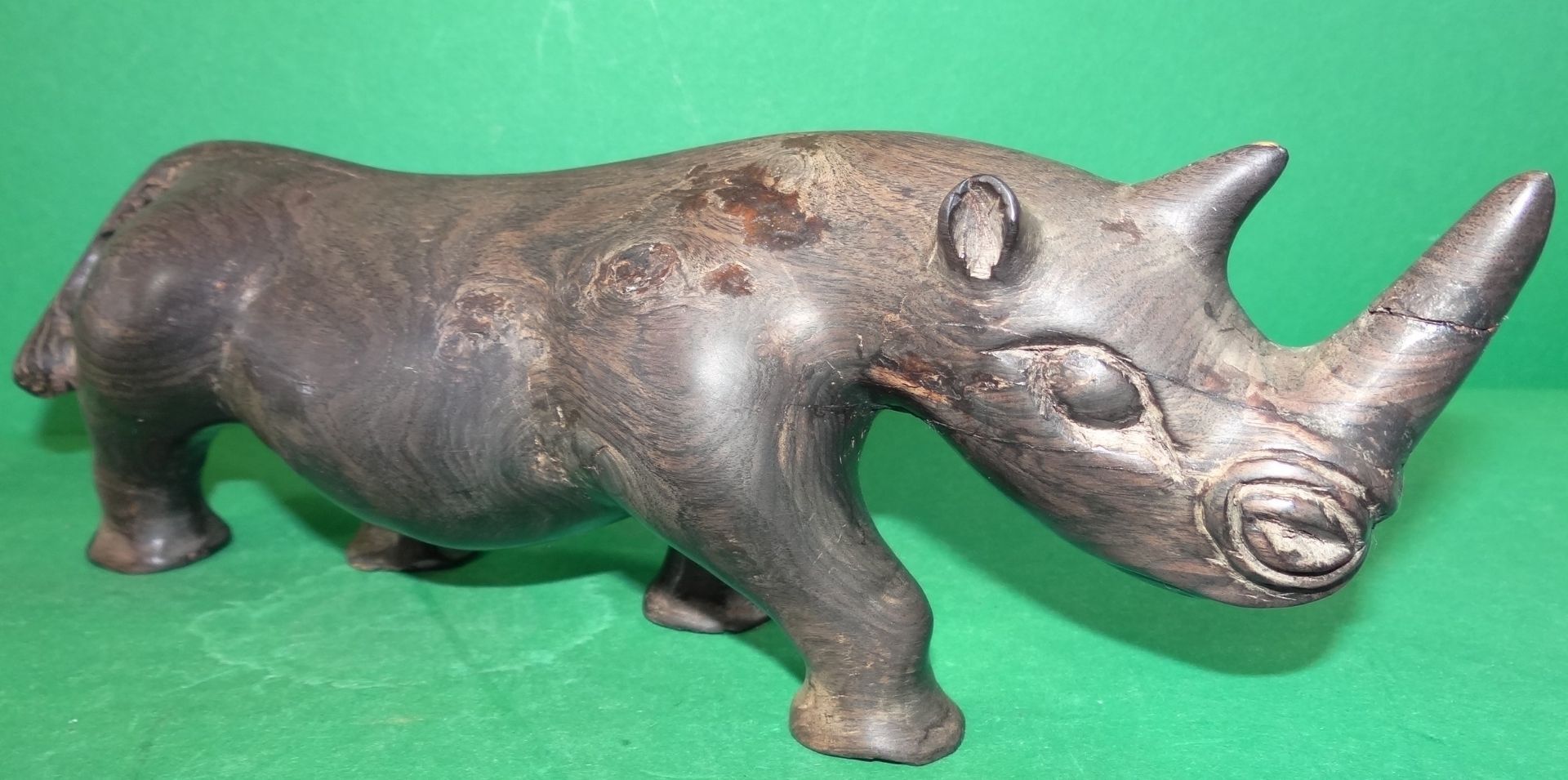 aus Tropenholz geschnitztes Nashorn, Horn geklebt, H-9 cm, L-26 cm - Bild 2 aus 4