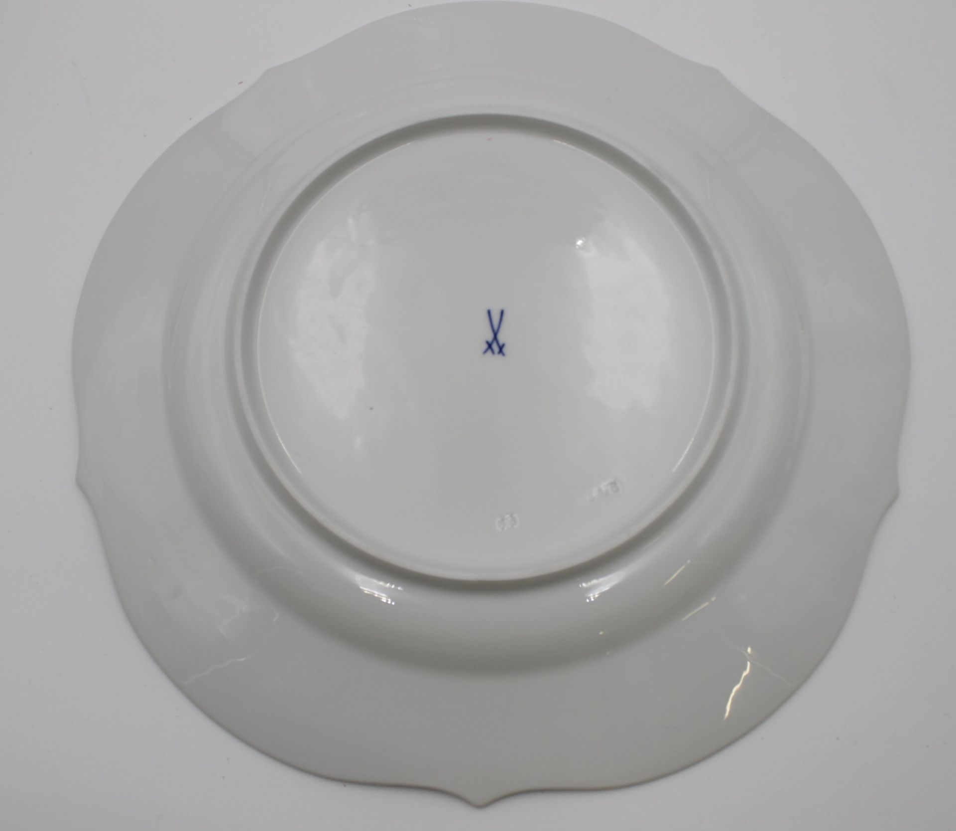 Paar Platzteller, Meissen, Schwertermarke, blauer Rand, je 1 Schleifstrich, ca. D-32,5cm. - Bild 3 aus 4