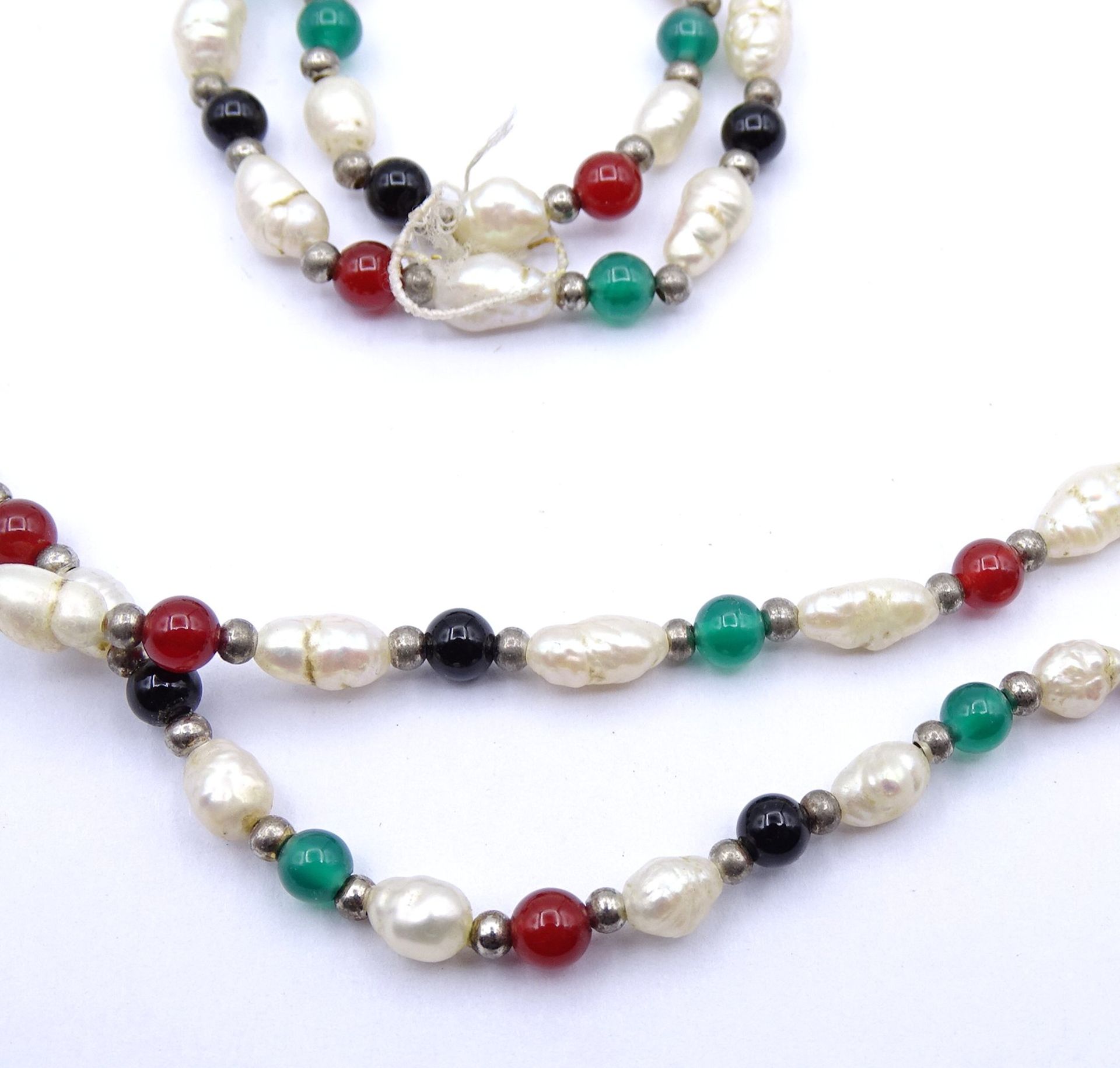 SW - Perlen Halskette mit Halbedelsteinen, ca. L. 90cm, 22,5g. - Bild 3 aus 3
