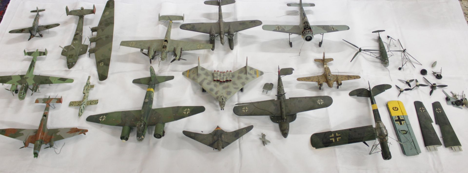 Konvolut div. Modell-Flugzeuge, meist mit Beschädigung (Teile lose, abgebrochen etc.), Vollständigk - Image 8 of 15