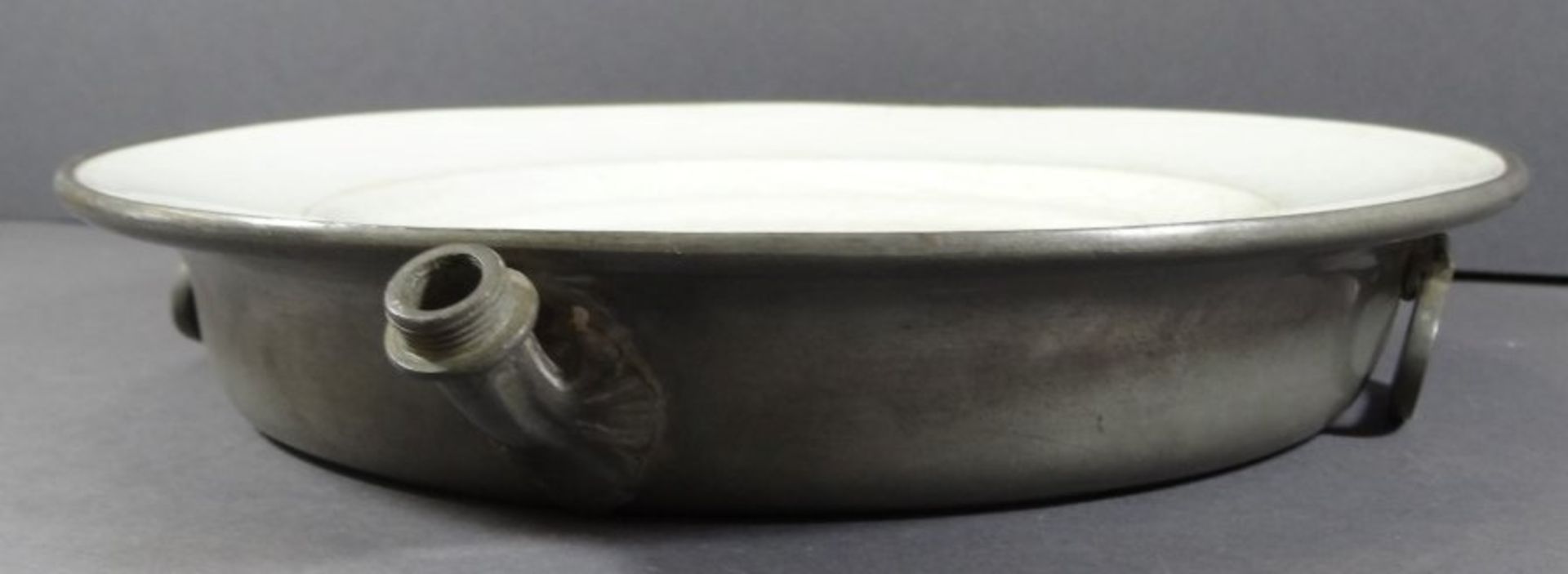 2x Warmhalteteller, Zinn-Unterbau, Keramik mit Altersspuren bzw. 1x mit Altriss, H-4,5 cm, D-27 cm