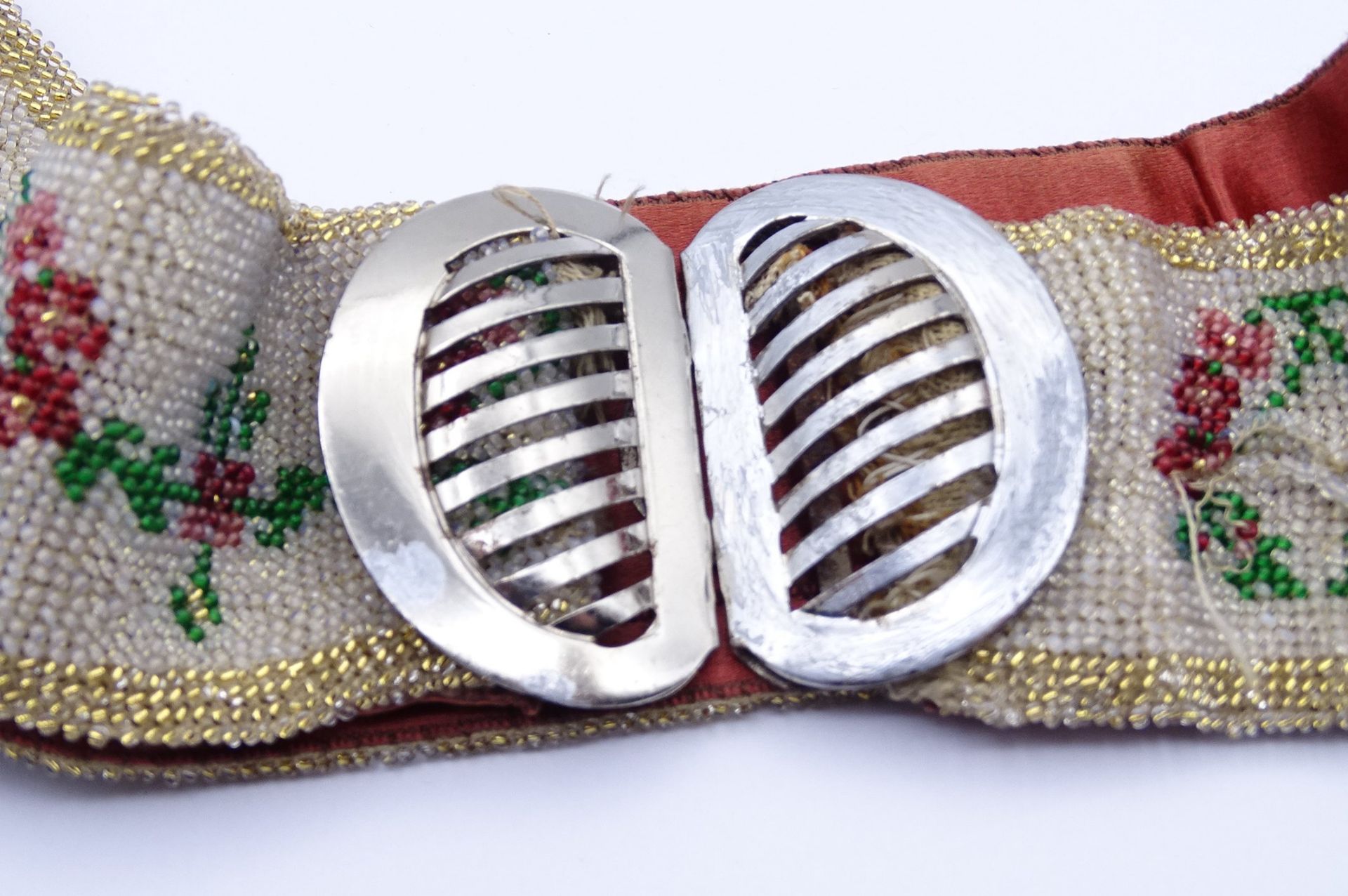 Trachtengürtel mit Perlenstickerei, 1x Faden gezogen, Metallschnalle, Alters- und Gebrauchsspuren - Bild 2 aus 6
