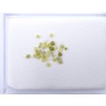 Gelbgrüne Rohdiamanten zus. 1,0ct., kubische Formen