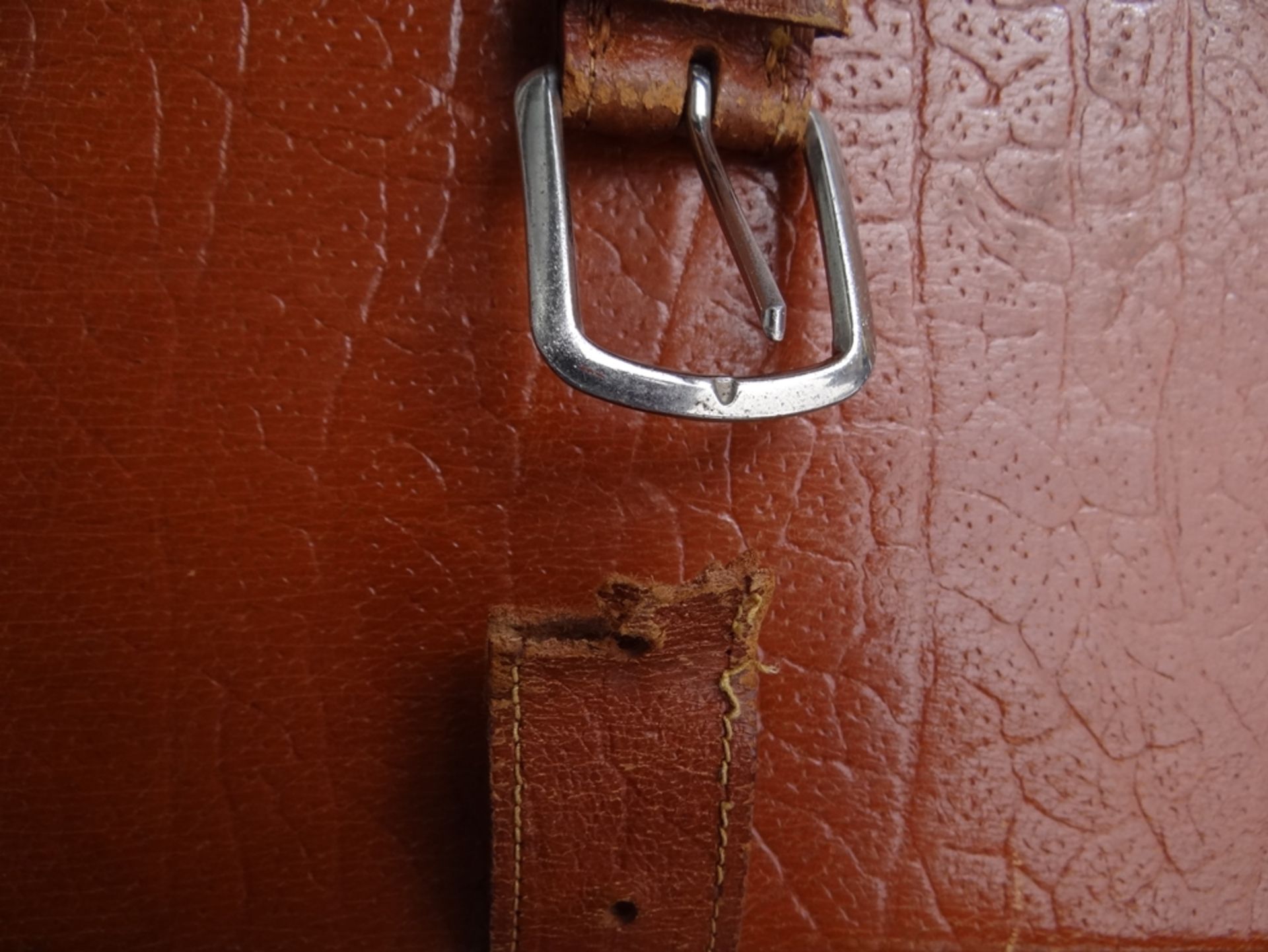 kr. Koffer um 1850, 2 Schlüssel anbei, 1 Gurt gerissen, 43x63 cm - Bild 3 aus 3
