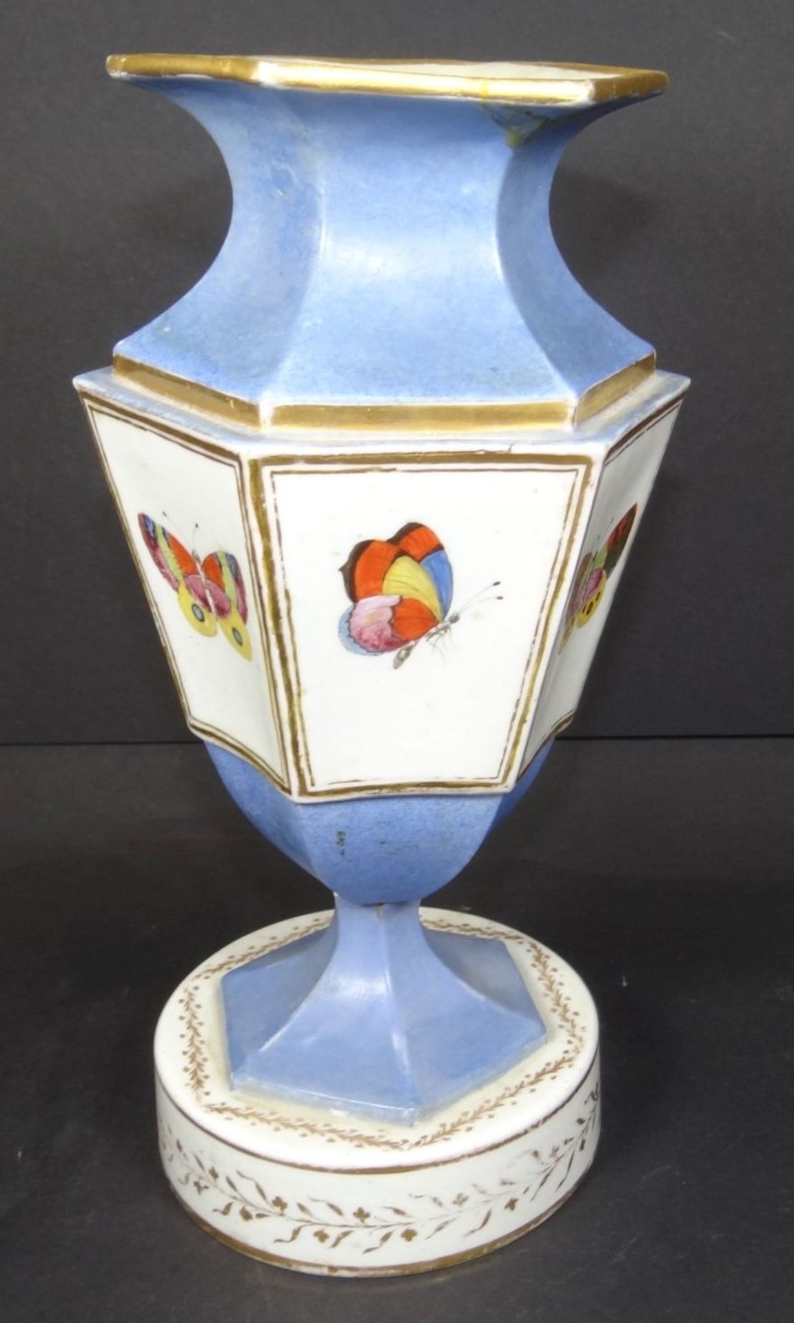 Paar englische Vasen um 1820, bemalt mit Schmetterlingen, beide beschädigt, geklebt, H-22,5 cm - Bild 4 aus 10