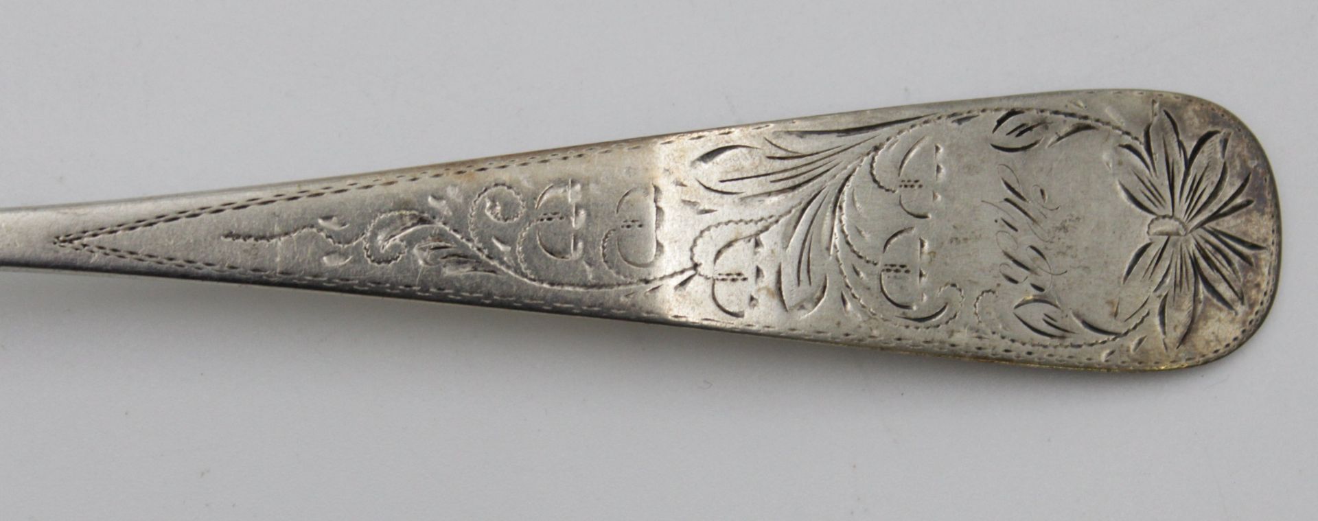 gr. Löffel, 800er Silber, um 1900, ziseliert und monogrammiert, ca. 43gr., Altersspuren, L-22cm. - Bild 2 aus 4