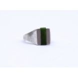 Silberring mit Jade, offene Ringschiene, 4,4g., RG 54